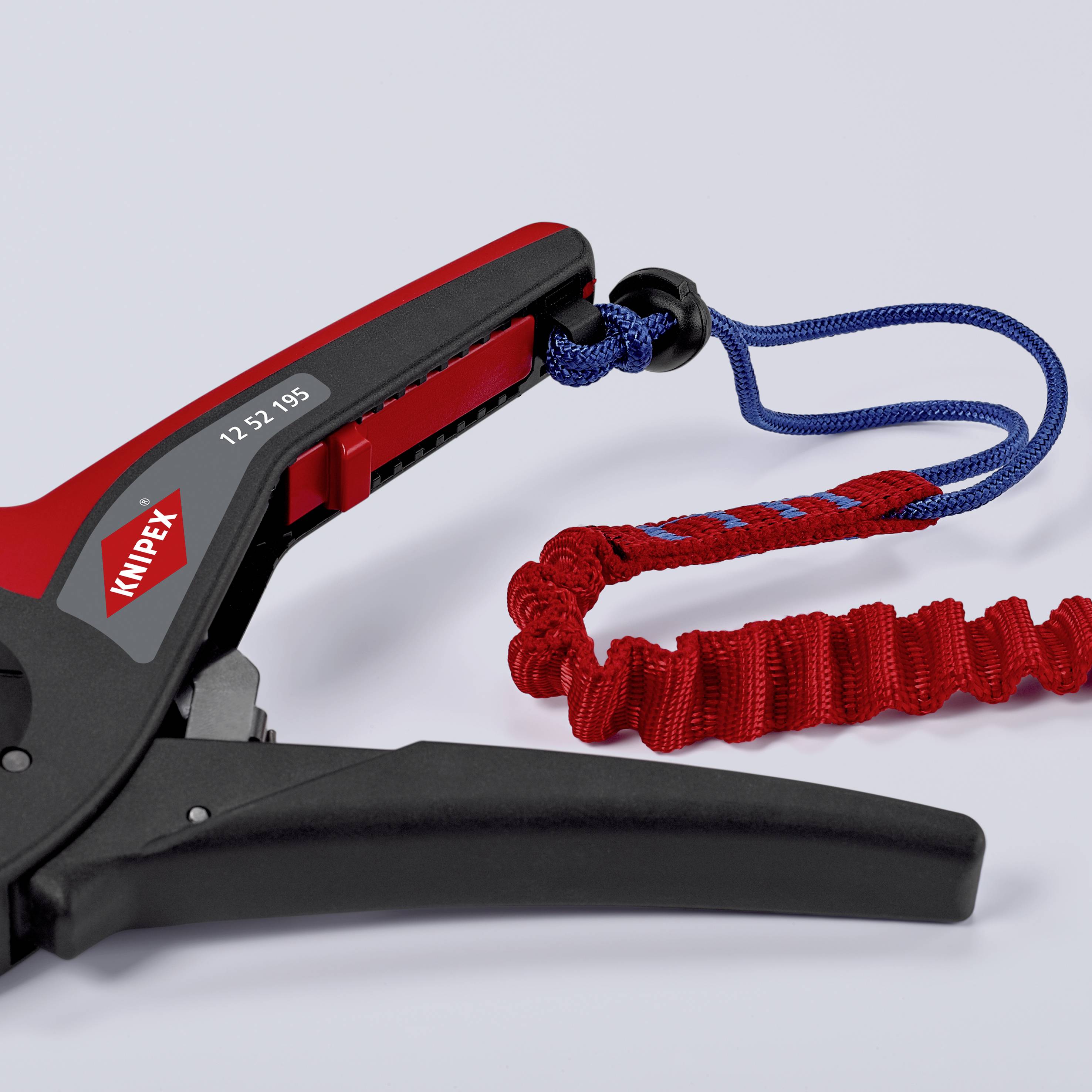 Zange mit rotem Griff und Aufschrift 'KNIPEX'. Befestigt ist ein blau-rotes Sicherungsband, das Stürzen verhindert.
