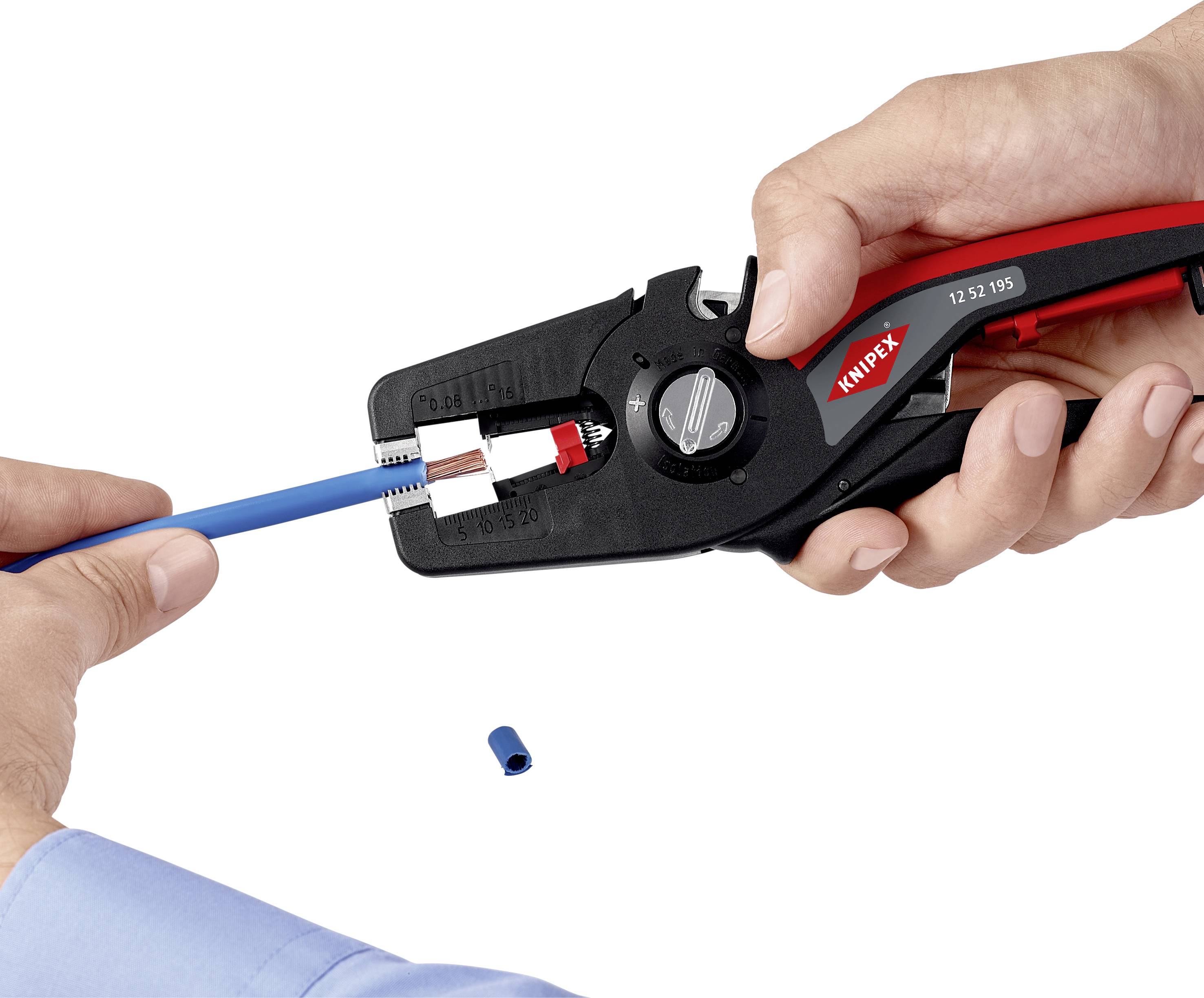 Eine Person benutzt eine Abisolierzange, um ein blaues Kabel zu entmanteln. Auf dem Tisch liegt eine blaue Kabelklemme.