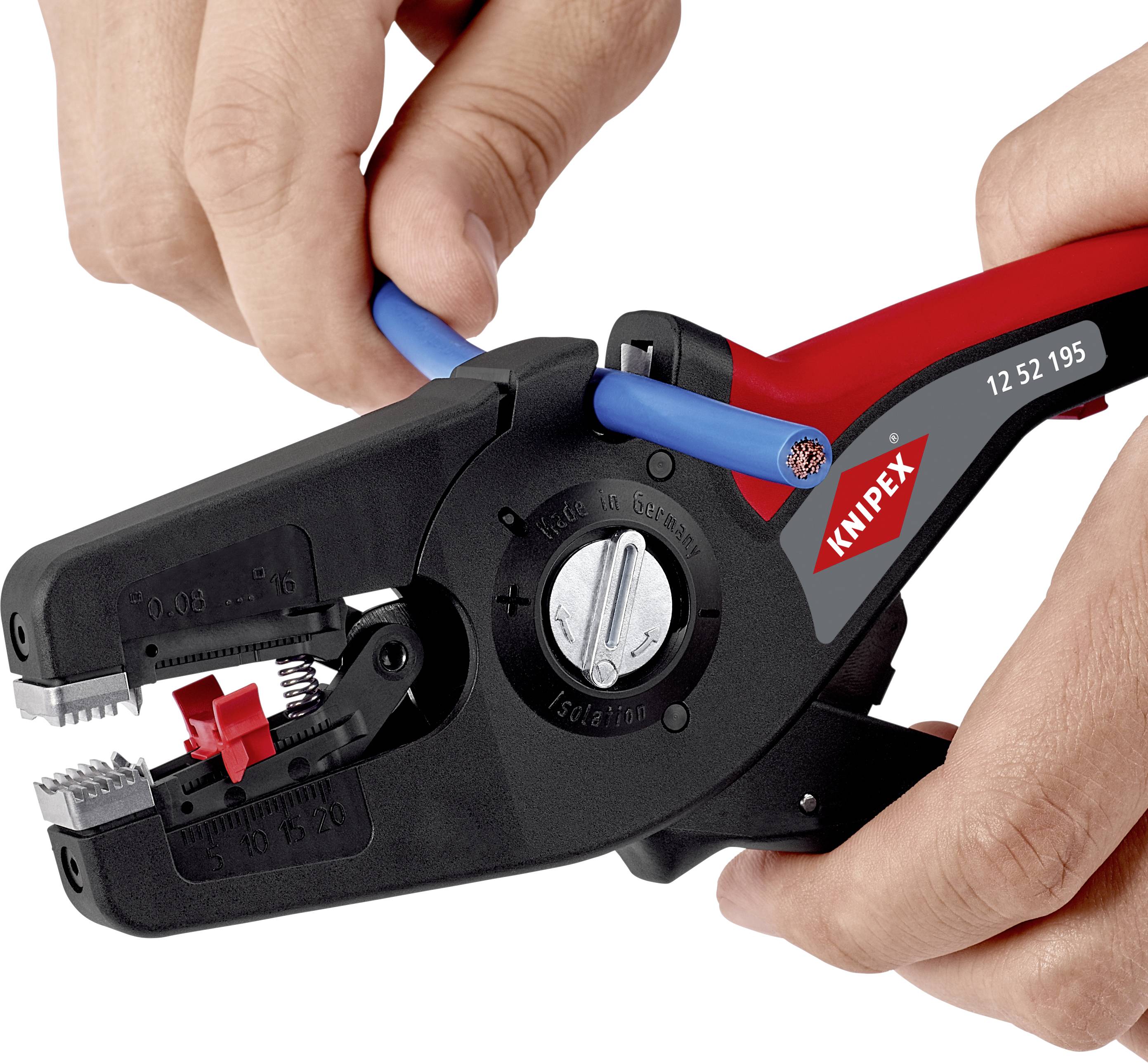 Zange in der Hand, die ein blaues Kabel abisoliert. Werkzeug von Knipex, Modellnummer sichtbar. Fokus auf präzise Drahtbearbeitung.