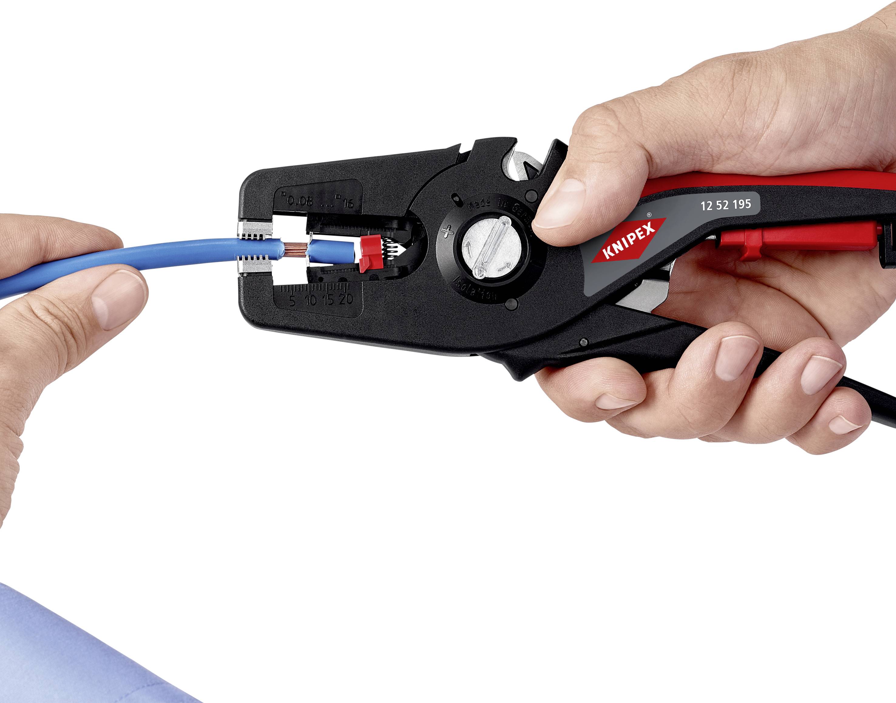 Eine Person hält eine Kabelschneidezange, um ein blaues Kabel zu schneiden. Die Zange hat eine rote Markierung mit der Aufschrift 'Knipex'.