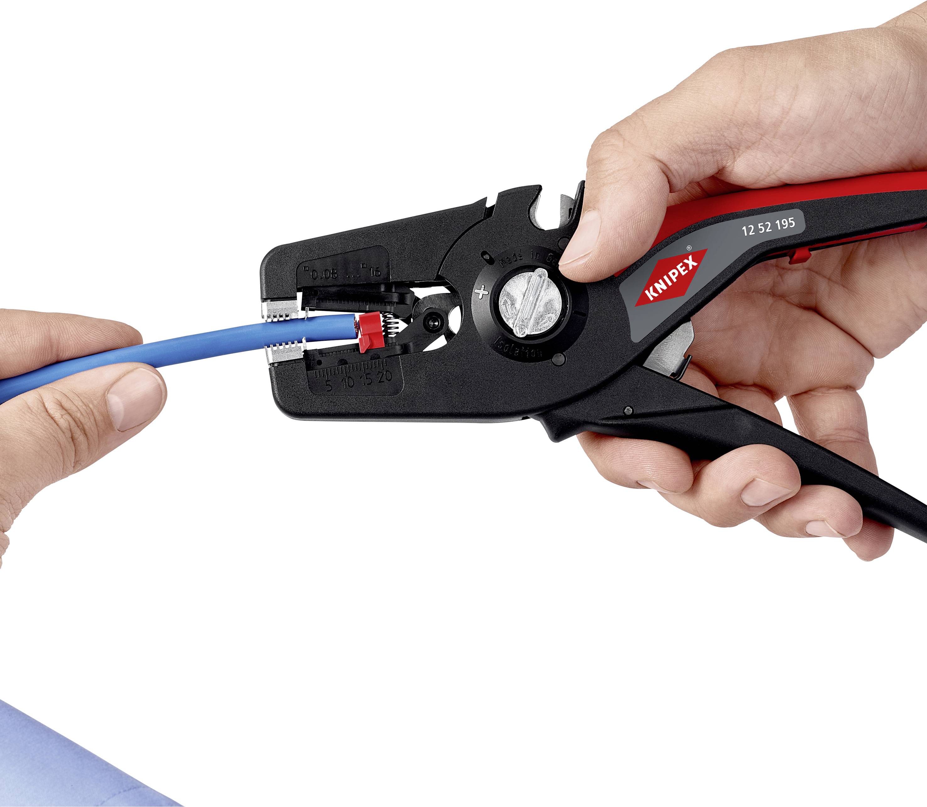 Eine Person benutzt eine Crimpzange, um einen roten Stecker an ein blaues Kabel zu befestigen. Die Zange zeigt das Knipex-Logo.