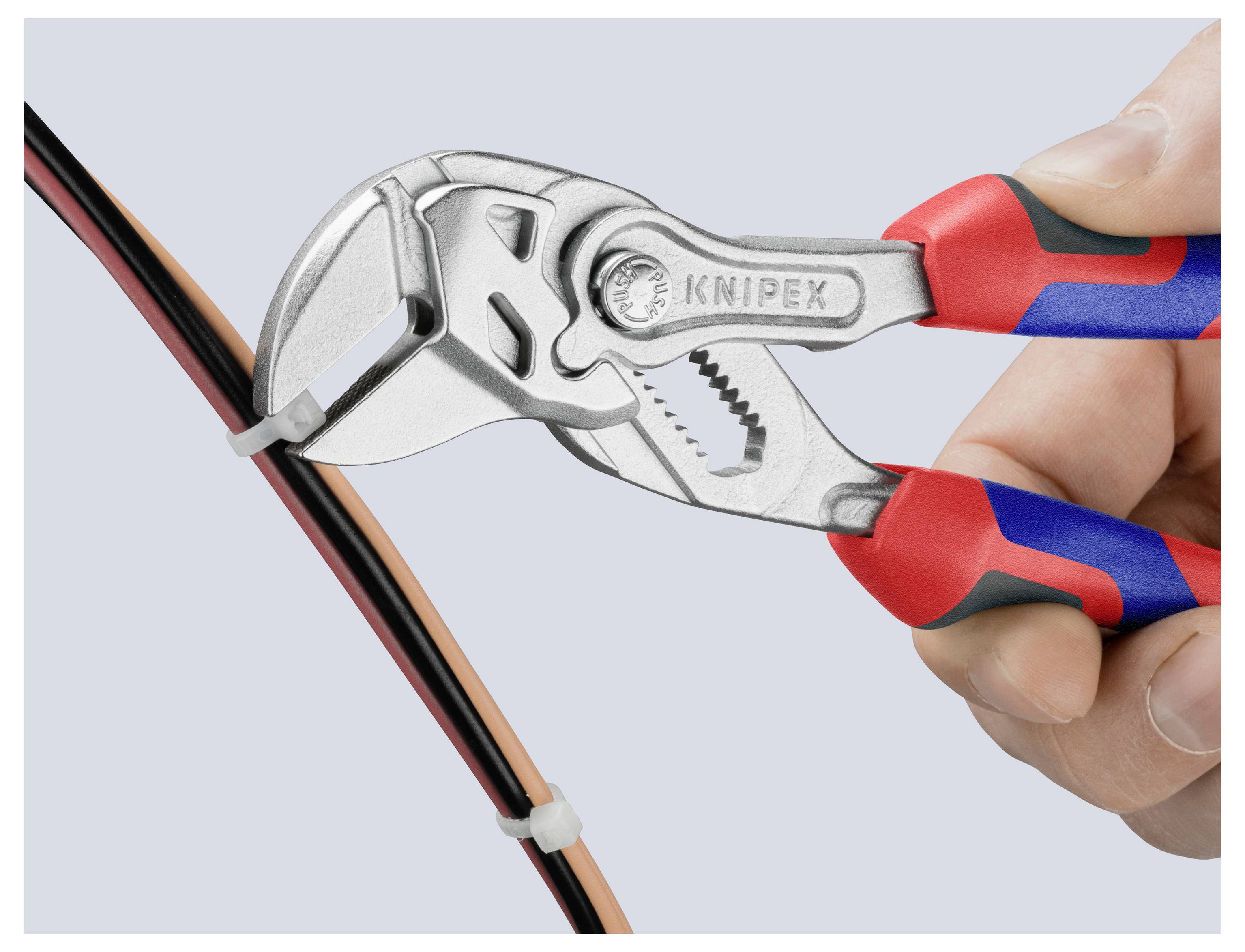 Eine Hand benutzt ein Paar Zangen, um ein schwarzes und orangefarbenes Kabel zu greifen und damit Werkzeugfunktionalität und -design zu demonstrieren.