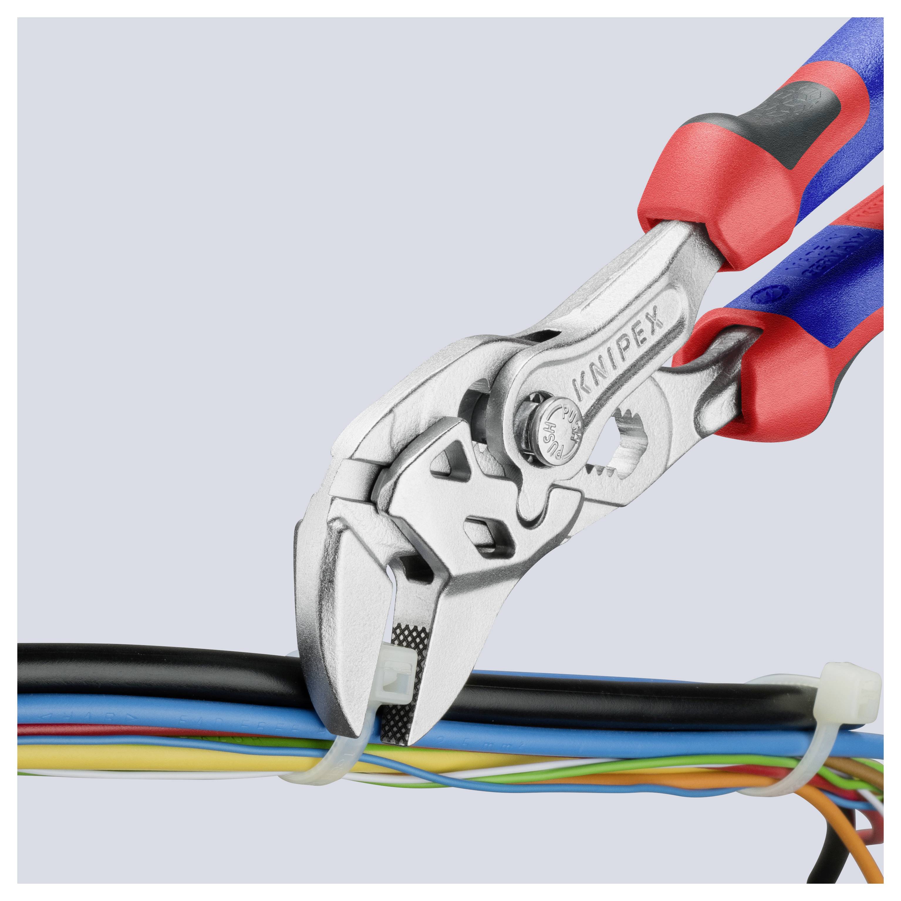 Eine Handwerkzeug schneidet durch eine Plastikkabelbinder, der mehrere farbige Kabel zusammenhält und dabei seine Schneidefunktion und Griffgestaltung zur Schau stellt.