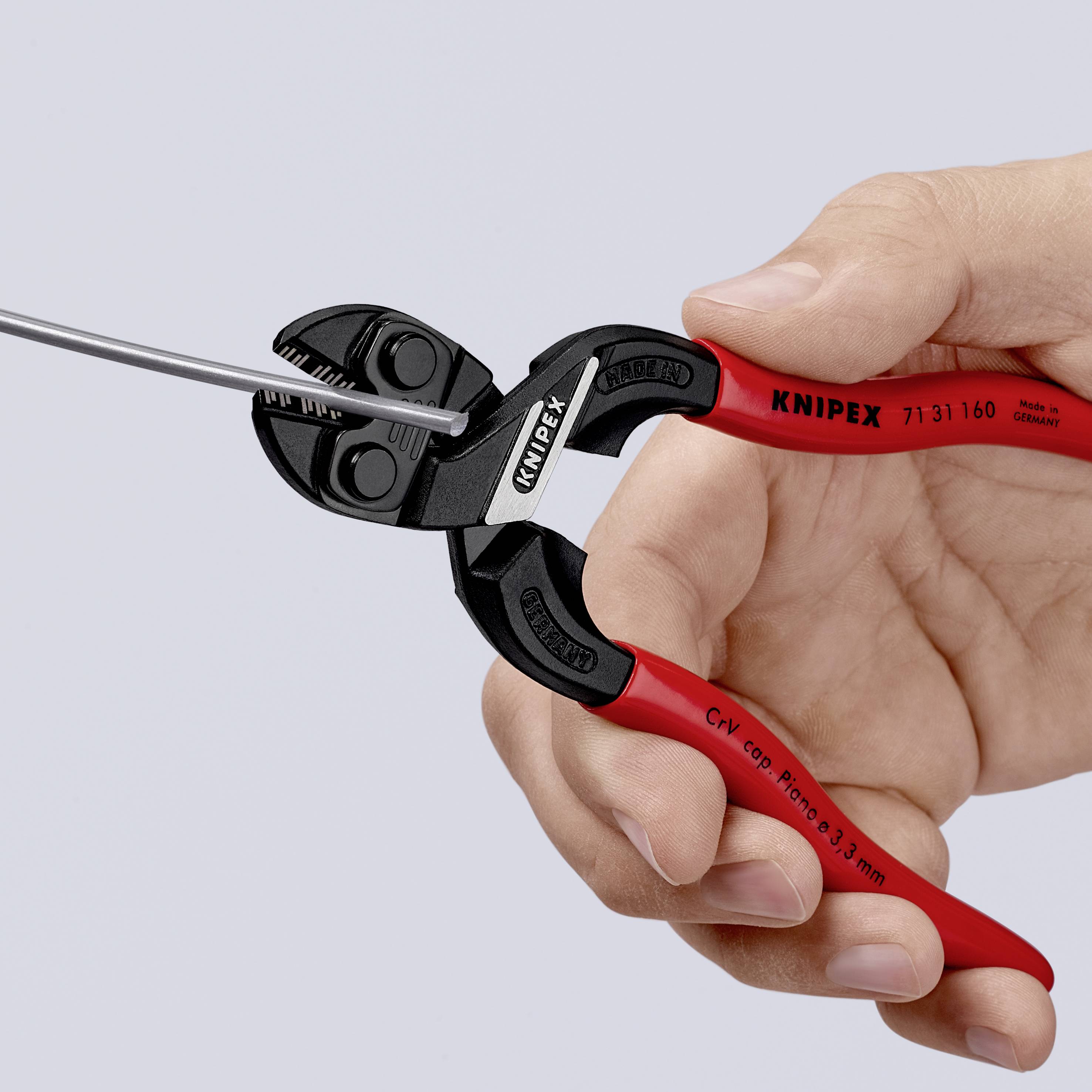 Eine Hand hält einen roten Drahtschneider der Marke Knipex, während ein Metallstab durchtrennt wird.