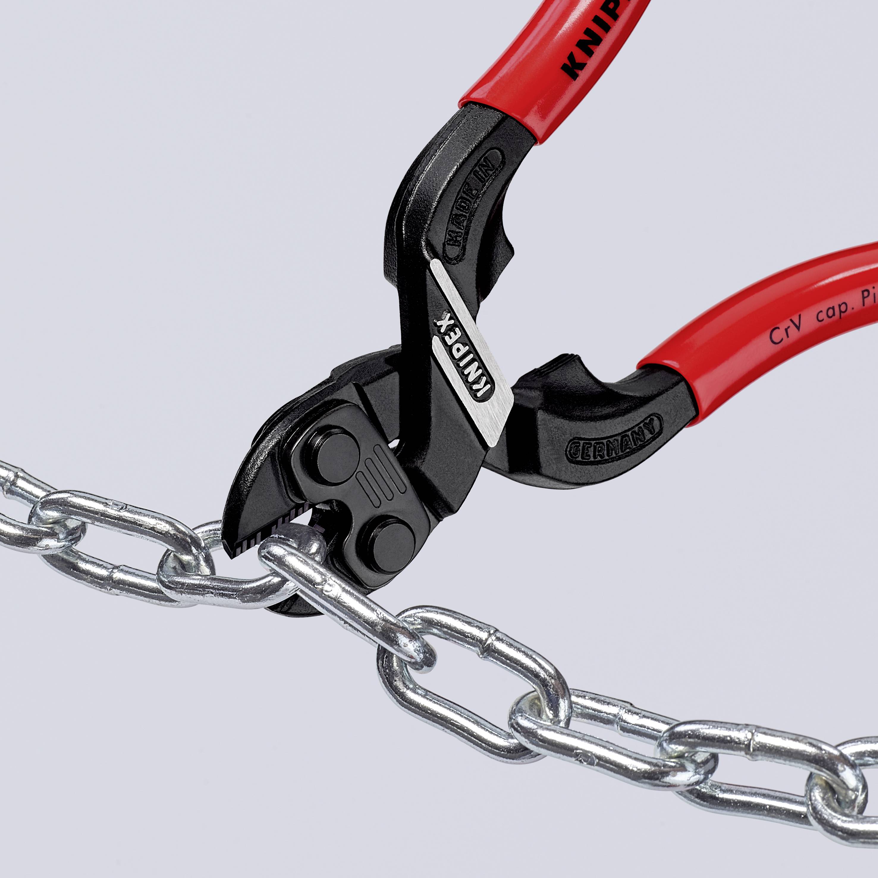 Eine rote Bolzenschere schneidet eine Metallkette durch.