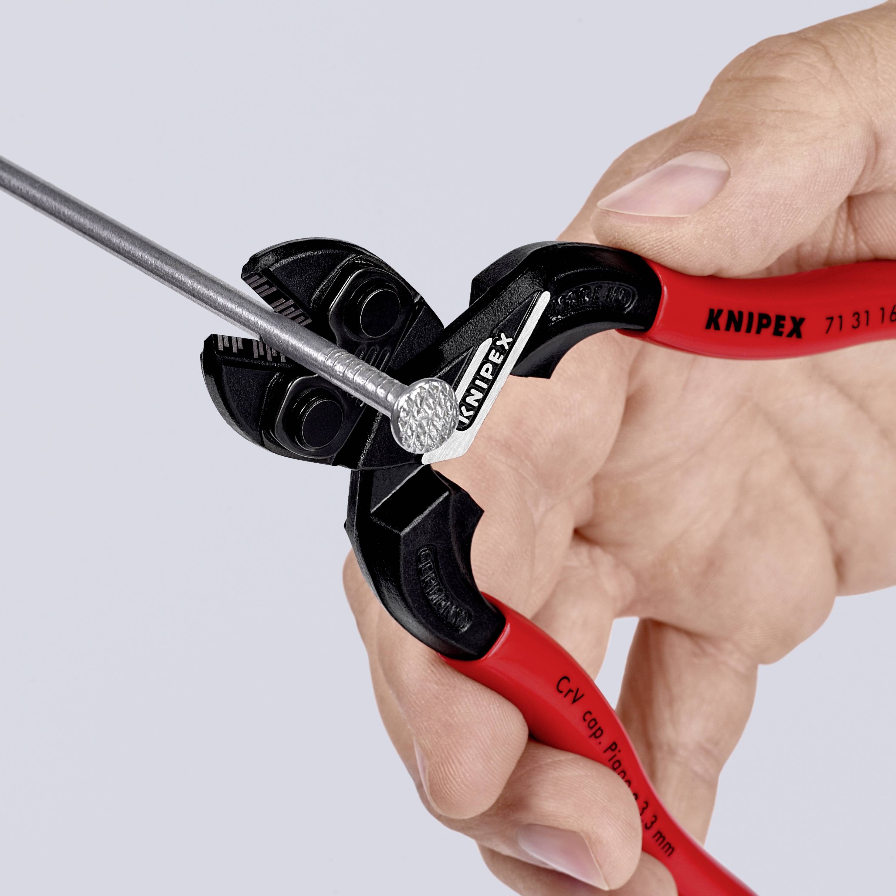 Eine Hand hält eine rote Kneifzange, die ein silbernes Drahtseil schneidet. Die Zange ist markiert mit 'KNIPEX' und Modellnummer.