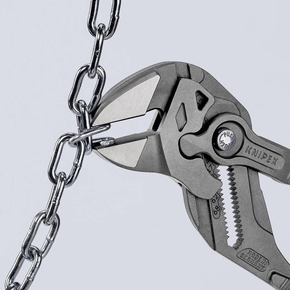 Eine Zange schneidet eine Metallkette durch.