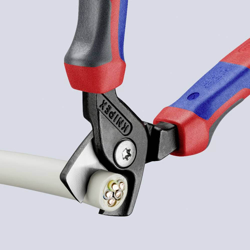 Eine Nahaufnahme einer Drahtschere mit roten und blauen Griffen, die ein weißes Kabel durchschneidet. Die Schere ist mit dem Markennamen 'KNIPEX' beschriftet.