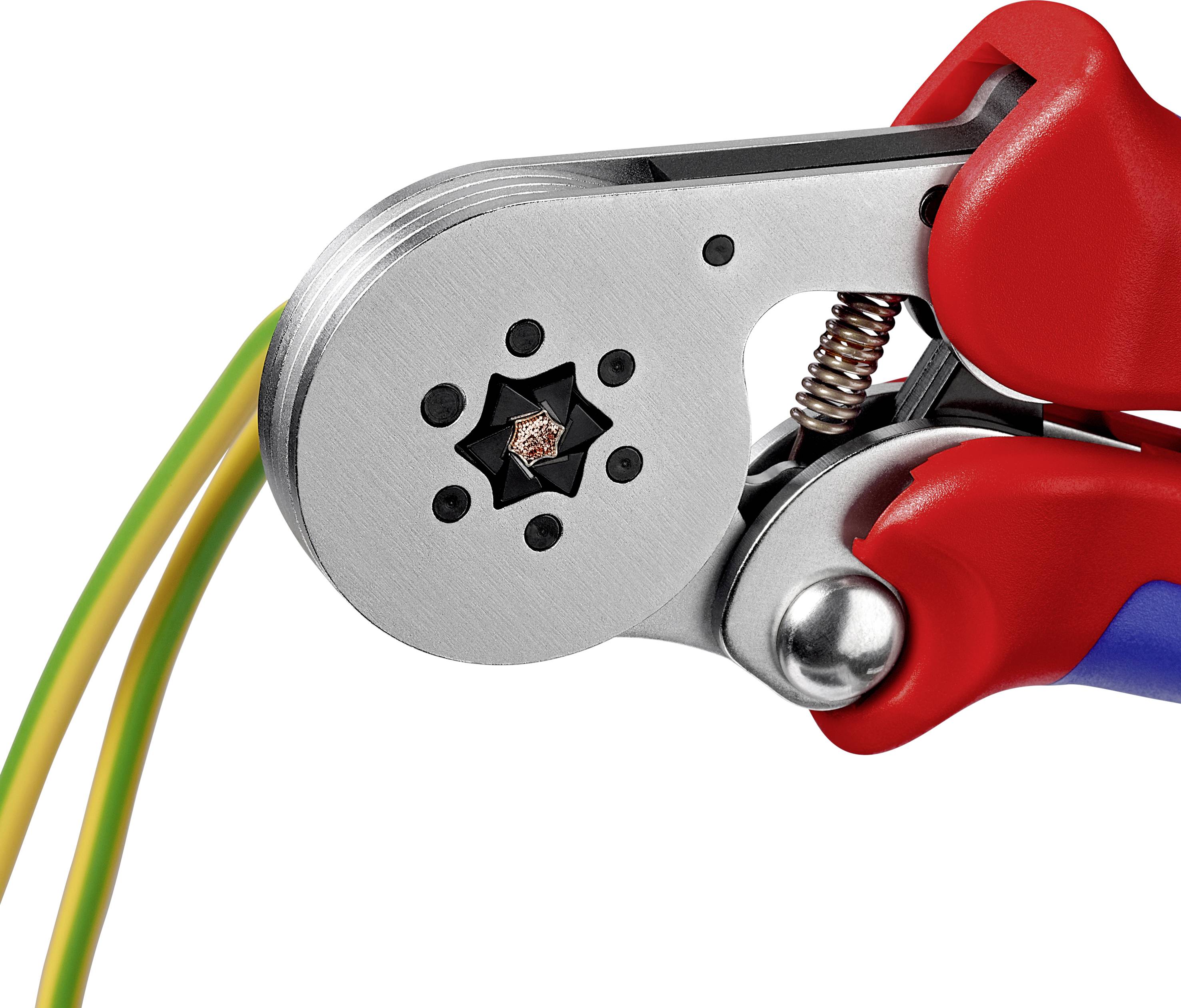 Eine rote Crimpzange presst einen Kupferdraht und zwei isolierte Drähte. Werkzeugeinsatz im Elektrobereich.