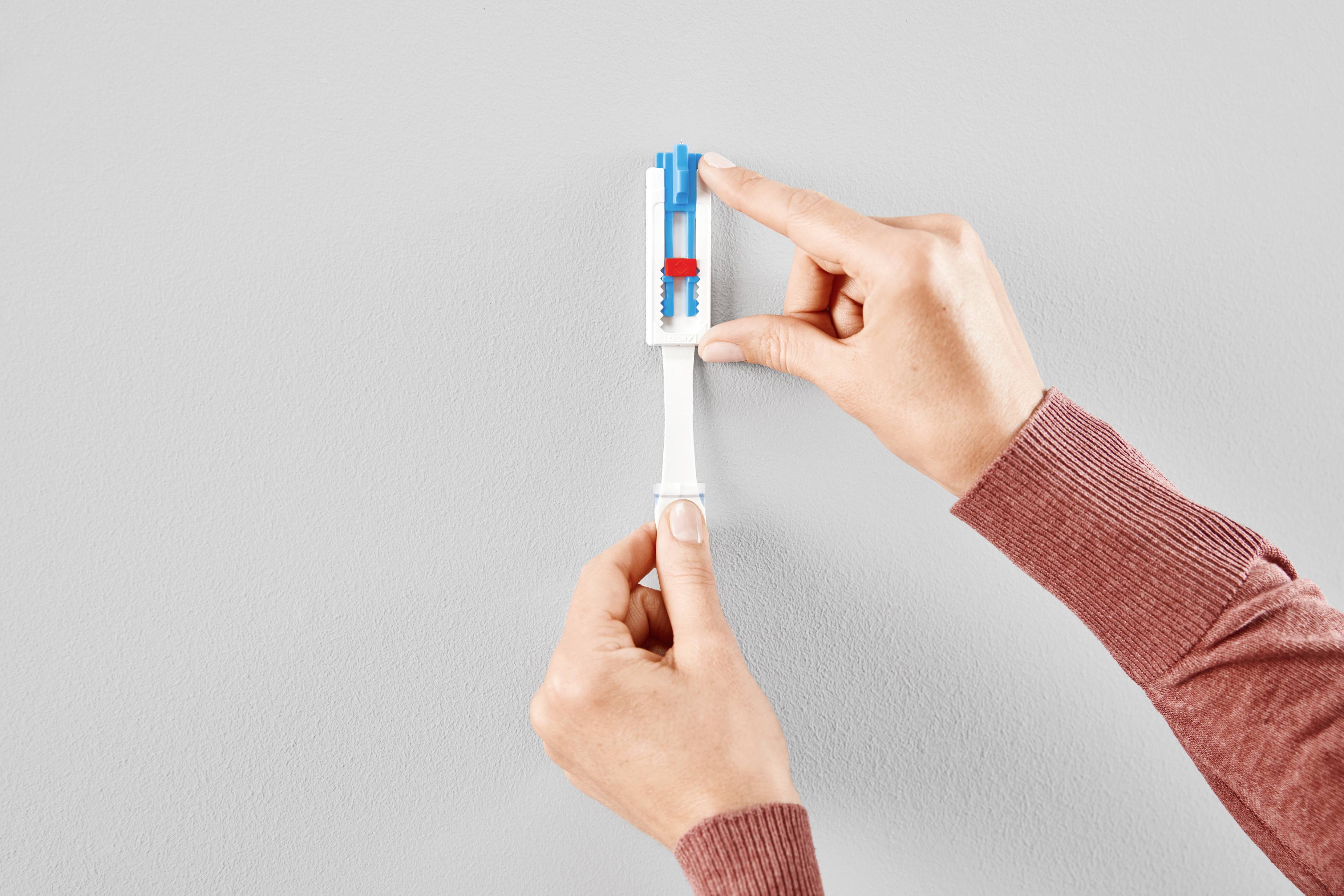 Eine Person zeigt den Austausch eines Bürstenkopfes einer elektrischen Zahnbürste. Die Bürste wird gegen eine neue, blaue ersetzt.