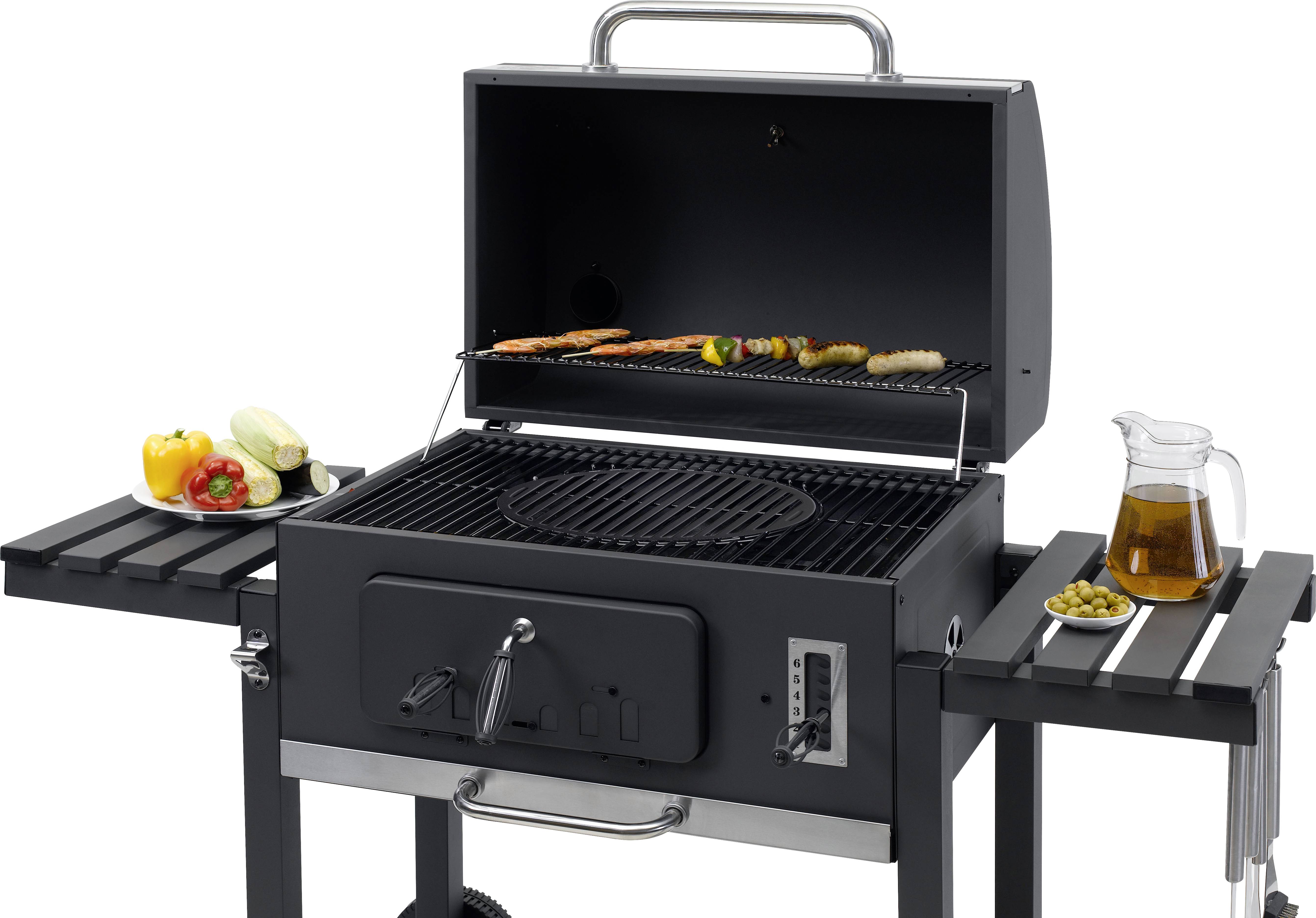 Ein schwarzer Grill mit offener Haube zeigt gegrilltes Gemüse auf dem Rost. Neben dem Grill stehen eine Glaskaraffe und Zutaten.