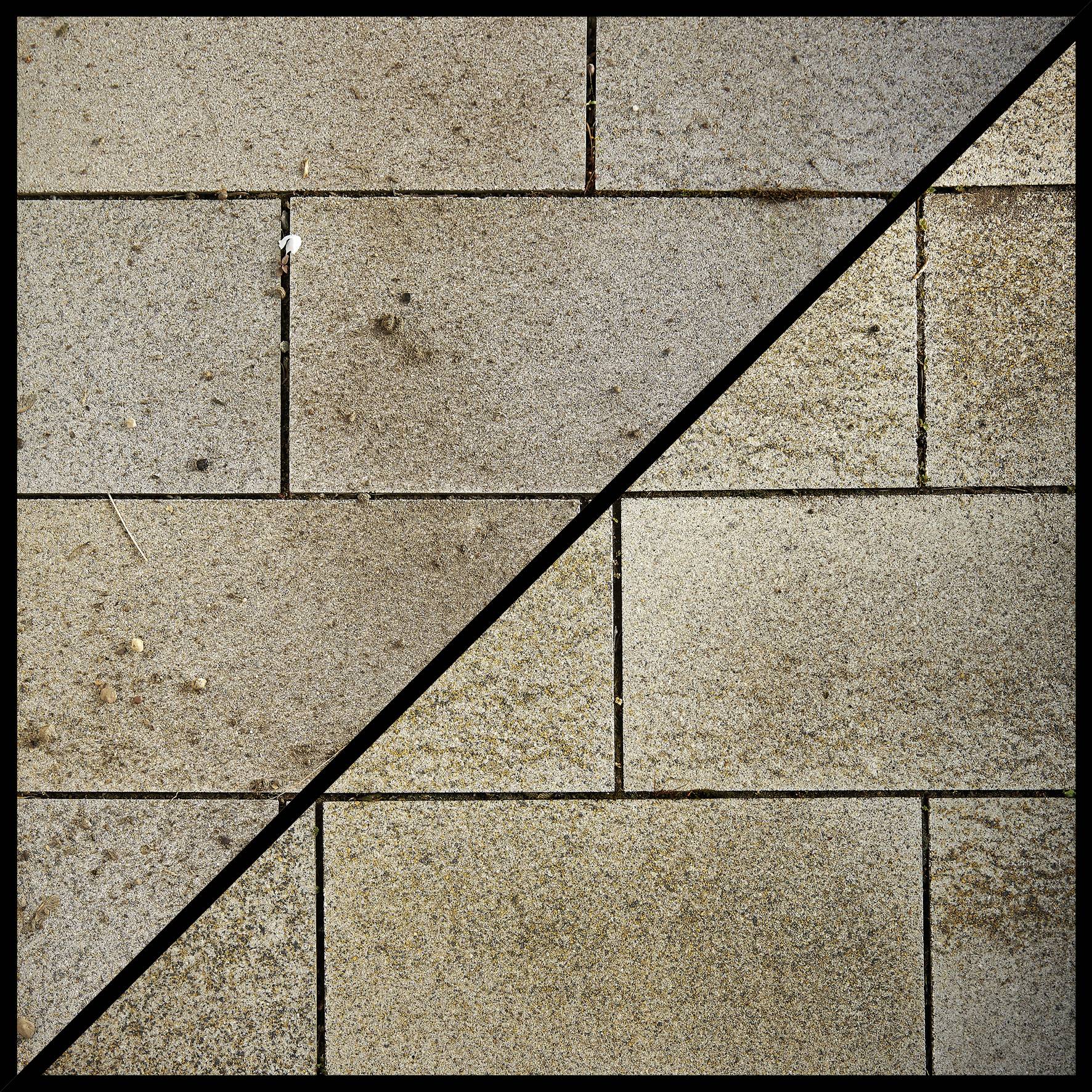 Zwei Flächen mit Pflastersteinen, die linke Hälfte ist schmutzig, die rechte Hälfte sauber, zeigt Reinigungseffekt.