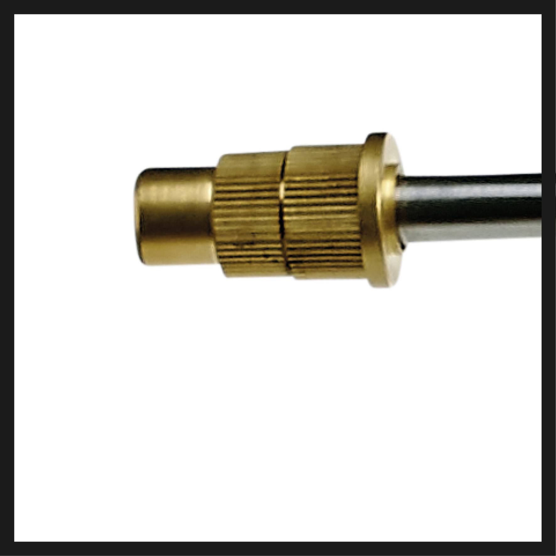 Eine Nahaufnahme eines goldfarbenen metallischen Adapters oder Anschlusses, mit einer strukturierten Griffzone und einem glatten Zylinder.