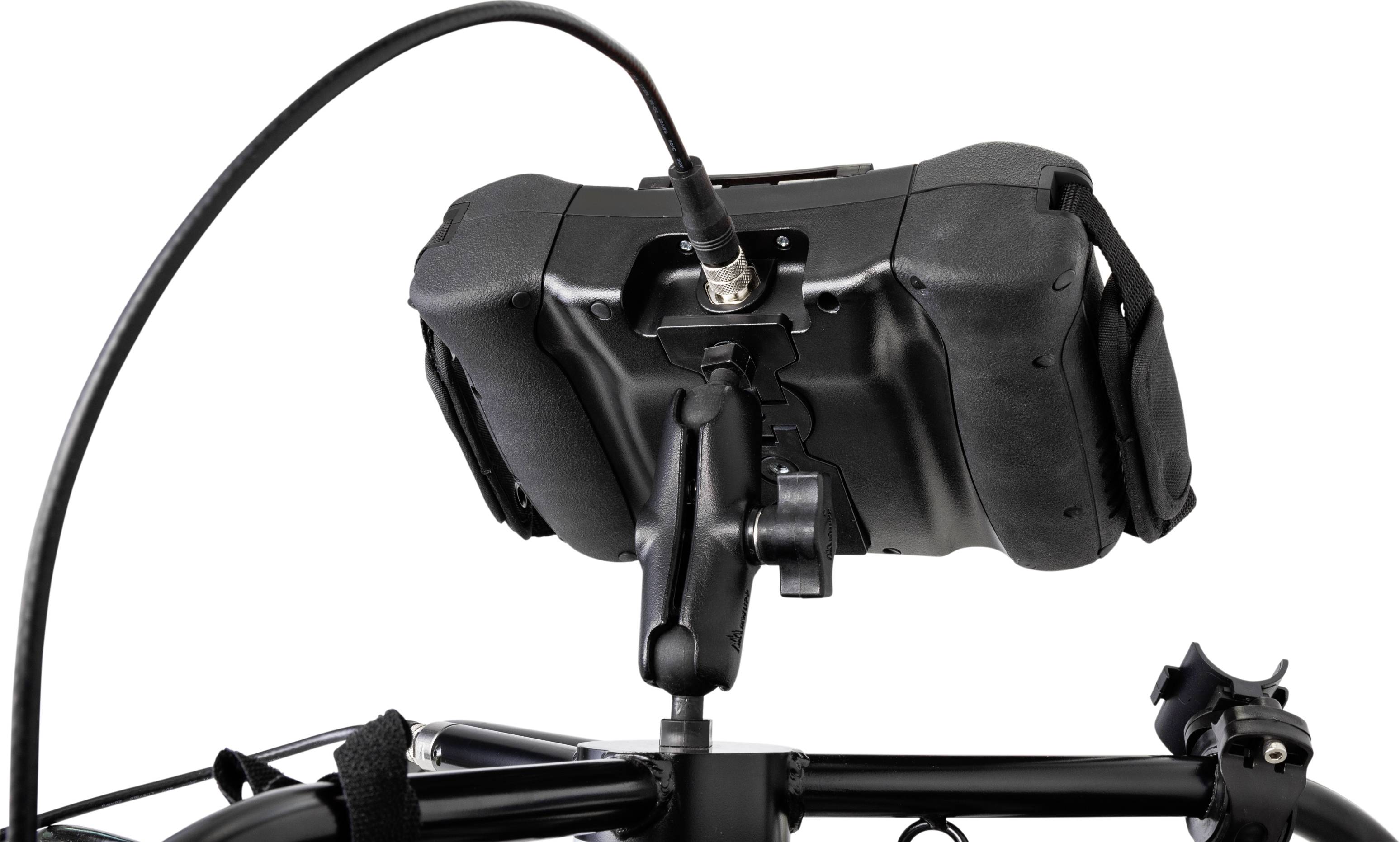 Eine schwarze Gerätesteuerung, montiert an einem Fahrradlenker, mit Kabelverbindung.