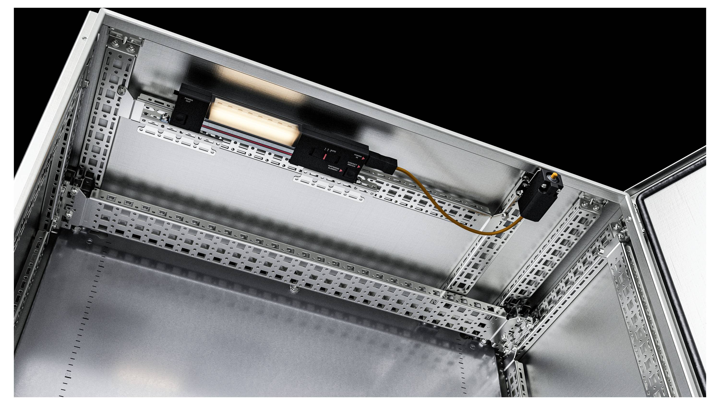 Inneres eines Elektronikschranks mit montierter LED-Lichtleiste oben, Kabelverbindung rechts, silberne Metallstruktur erkennbar.