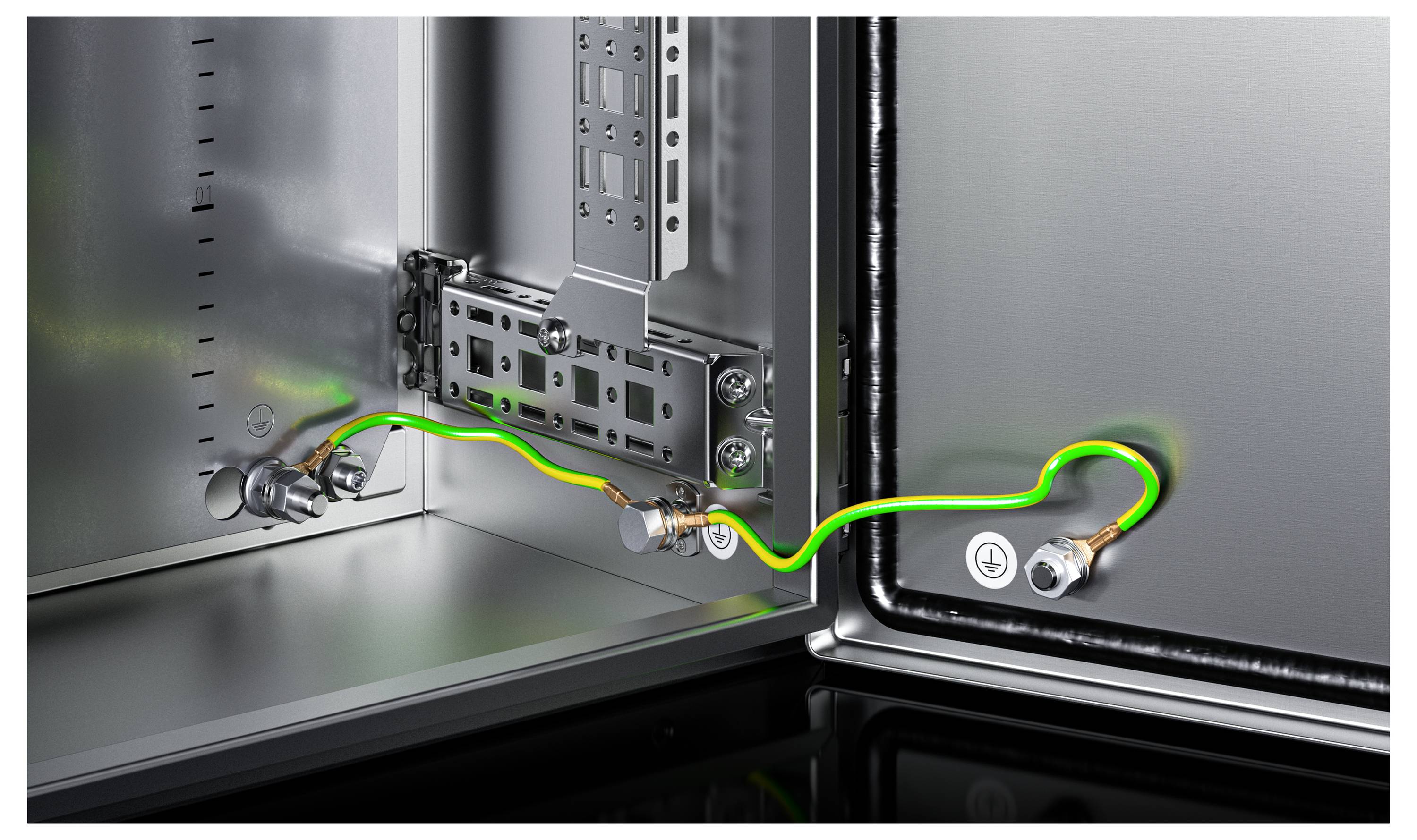 Ein metallischer Schaltschrank mit geöffneter Tür zeigt eine Erdungskabelverbindung, die die Sicherheitsinstallation hervorhebt.