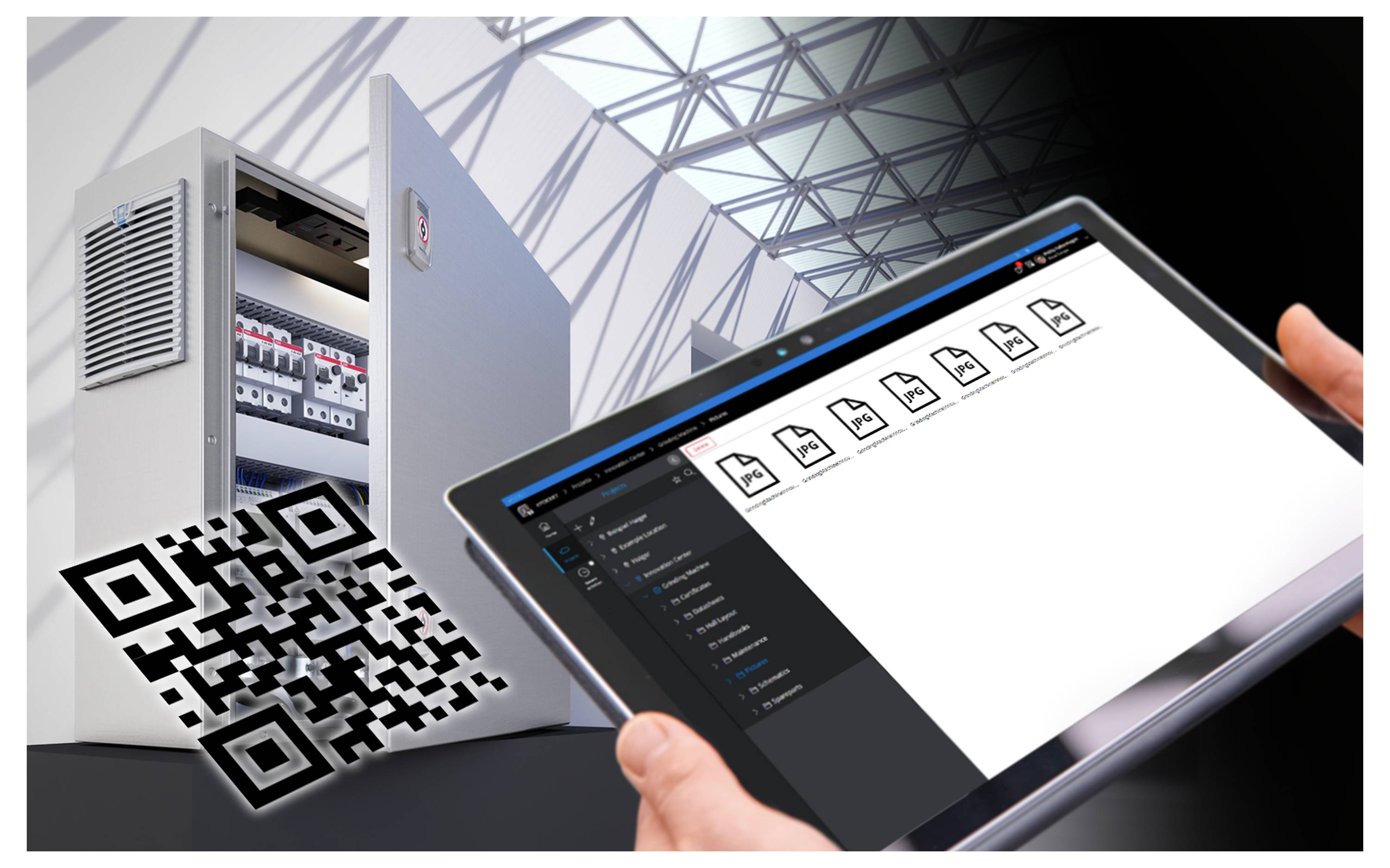 Eine Person hält ein Tablet mit einer Software zur Überwachung von Maschinen. Neben dem Tablet ein Schaltkasten und ein QR-Code.