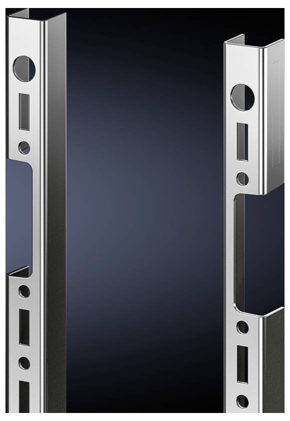 Metallschienen mit Löchern und Aussparungen vor dunkelblauem Hintergrund.