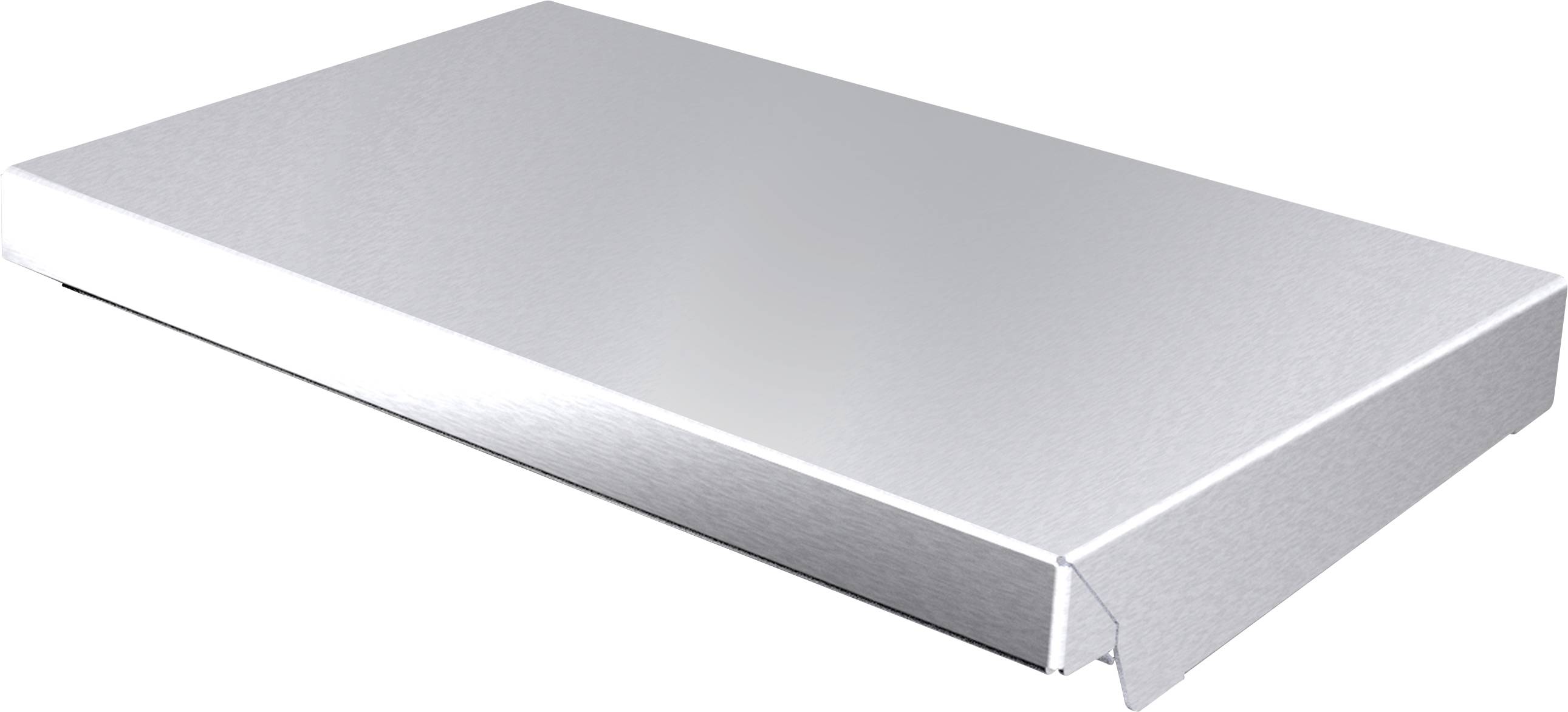 Silbernes rechteckiges Metallregal, leicht geneigt, gegen weißen Hintergrund.