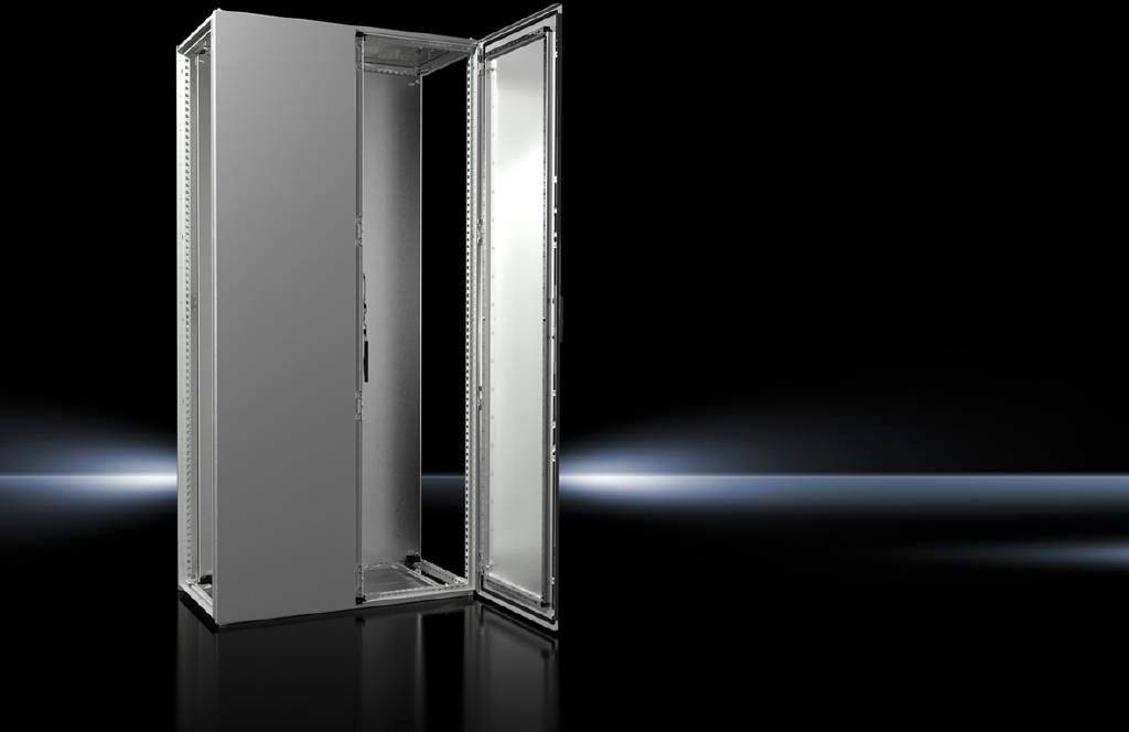 Ein offener, grauer Serverschrank steht vor einem schwarzen Hintergrund mit einem Lichtschein dahinter. Der Schrank zeigt ein leeres Inneres.