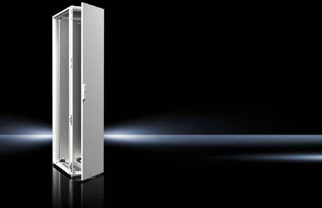 Graues, leeres Server-Rack steht auf schwarzem Hintergrund, Tür leicht geöffnet.