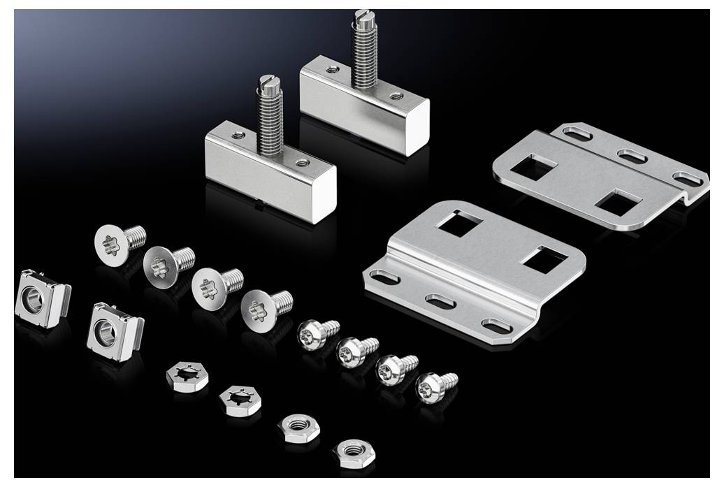 Metallkomponenten für mechanische Anwendungen, einschließlich Scharniere, Schrauben und Muttern, auf schwarzem Hintergrund.