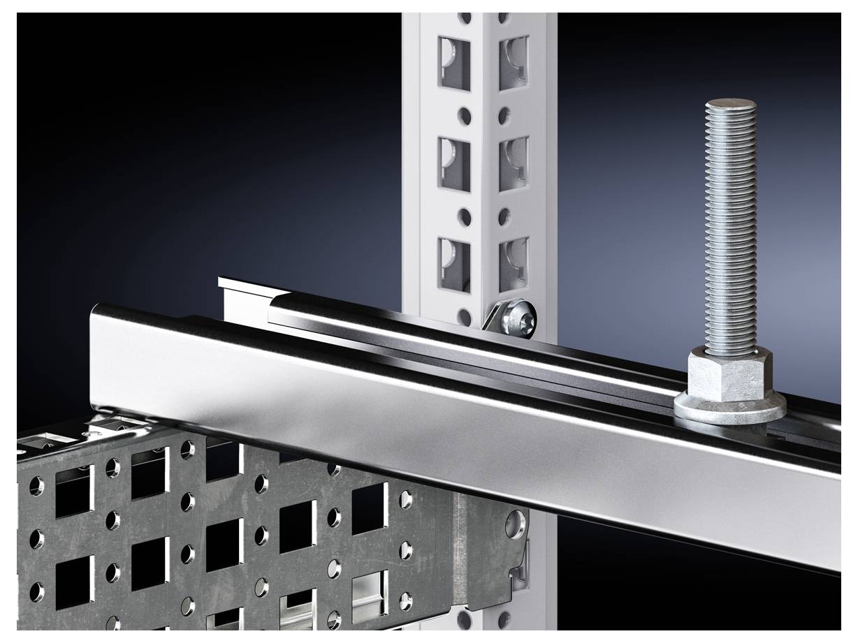 Metallkonstruktion mit verschraubten Streben und stabilisierender Winkelhalterung, zeigt industrielle Montageelemente.