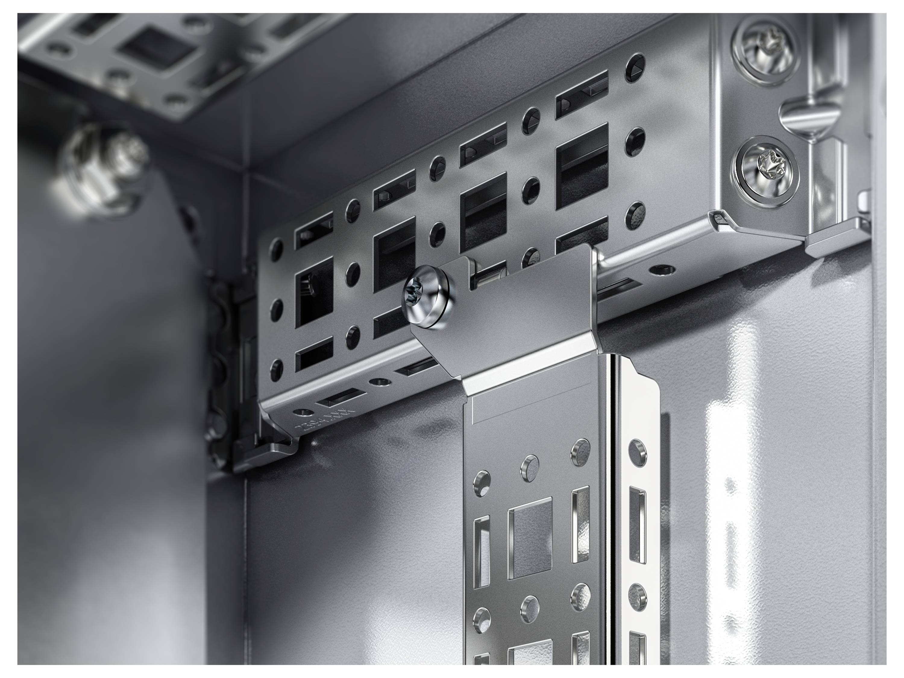 Metallkonstruktion mit verschiedenen Schrauben und Halterungen, die an einer Wand befestigt sind, zeigt industrielles Design.