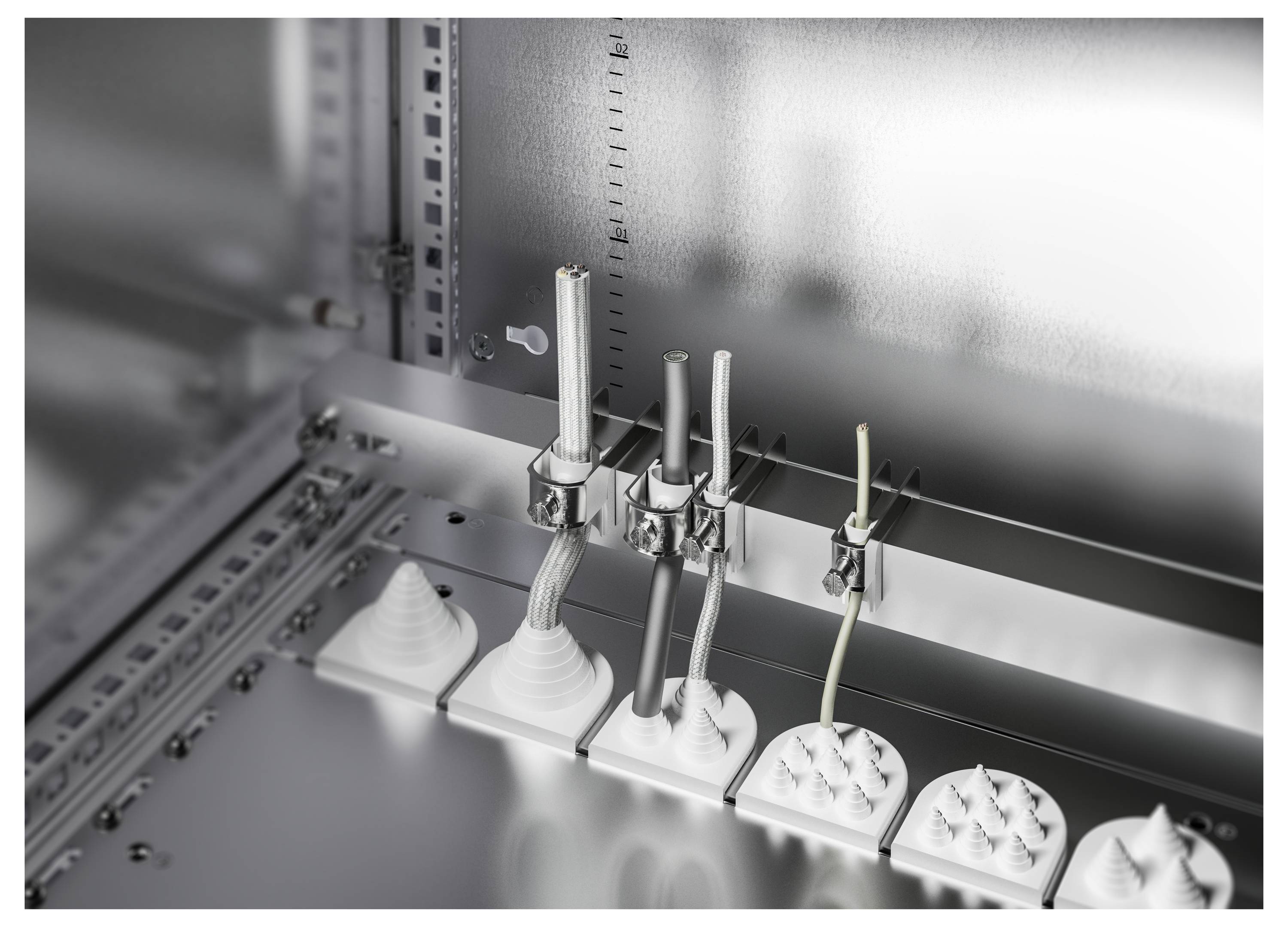 Nahaufnahme eines Kabelmanagementsystems mit mehreren Kabeln, die durch Kabelverschraubungen in einer Metallplatte geführt werden.