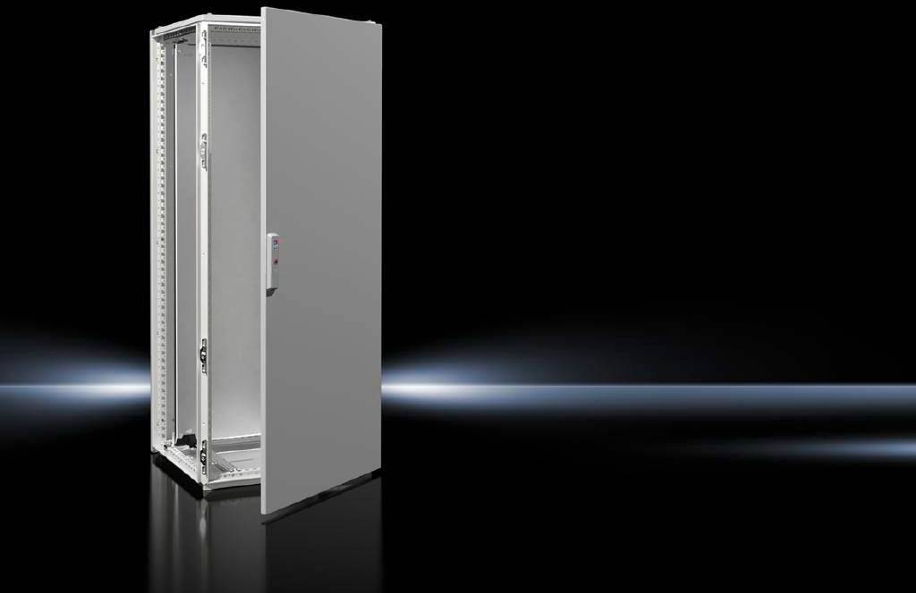 Ein offener, leerer Metallrahmenschrank steht auf einem schwarzen, glänzenden Boden. Der Hintergrund ist dunkel mit einem Lichtstrahl.