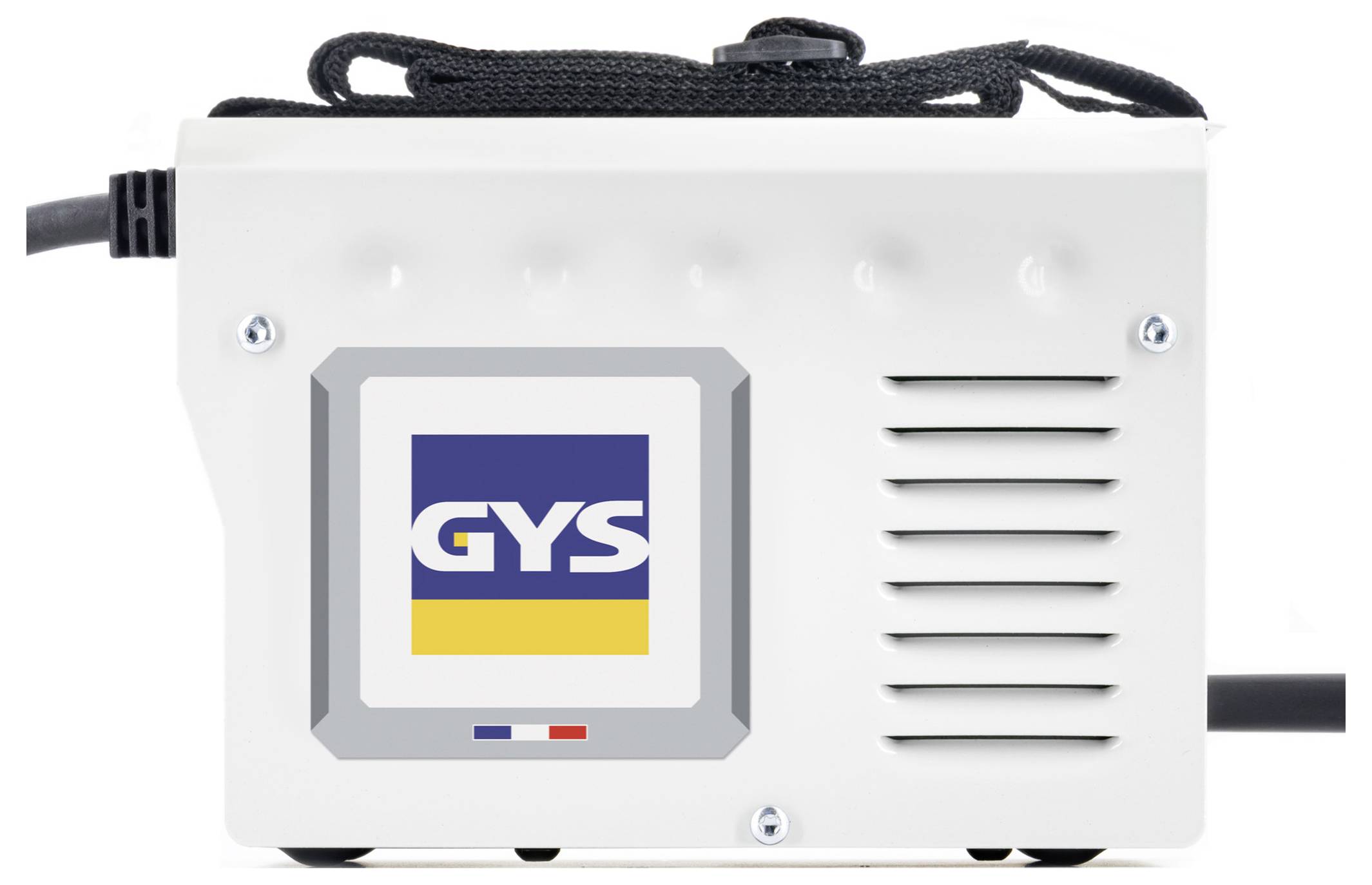 Weißes GYS-Elektrogerät mit frontalem Logo, Belüftungsschlitzen an der Seite, seitlichen Kabeln und Trageband oben, auf einem schlichten Hintergrund dargestellt.