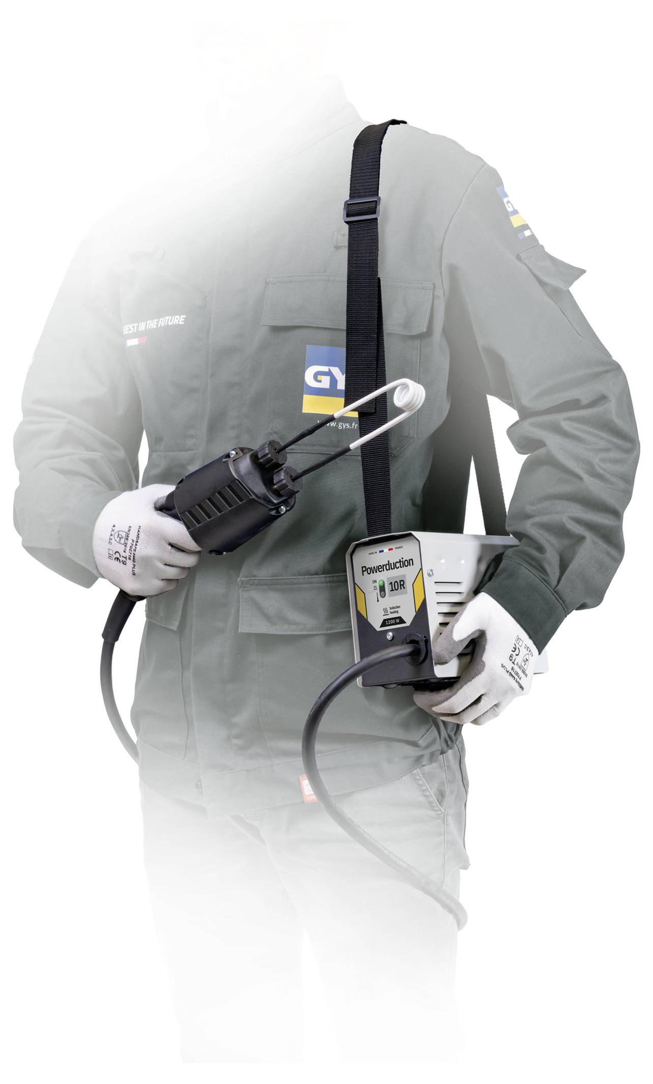 Arbeiter in Schutzanzug mit Powercution-Sprühsystem und Schlauch, mit Schultergurt und angebrachter Steuereinheit.