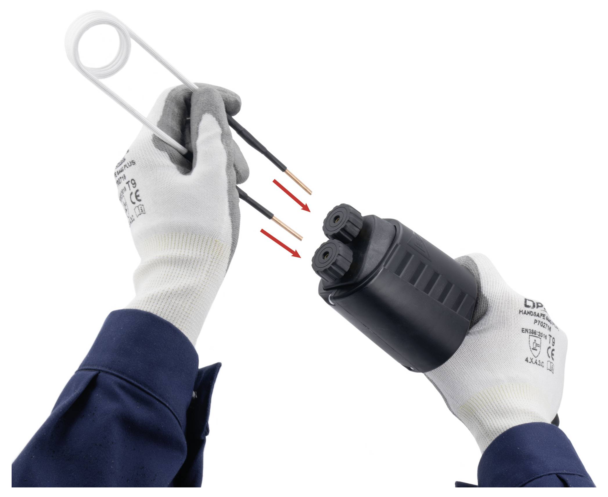 Behandschuhte Hände verwenden einen Riemenschlüssel, um einen schwarzen zylindrischen Stromstecker mit drei Stiften zu lockern, wobei rote Pfeile die Entfernungsrichtung anzeigen.