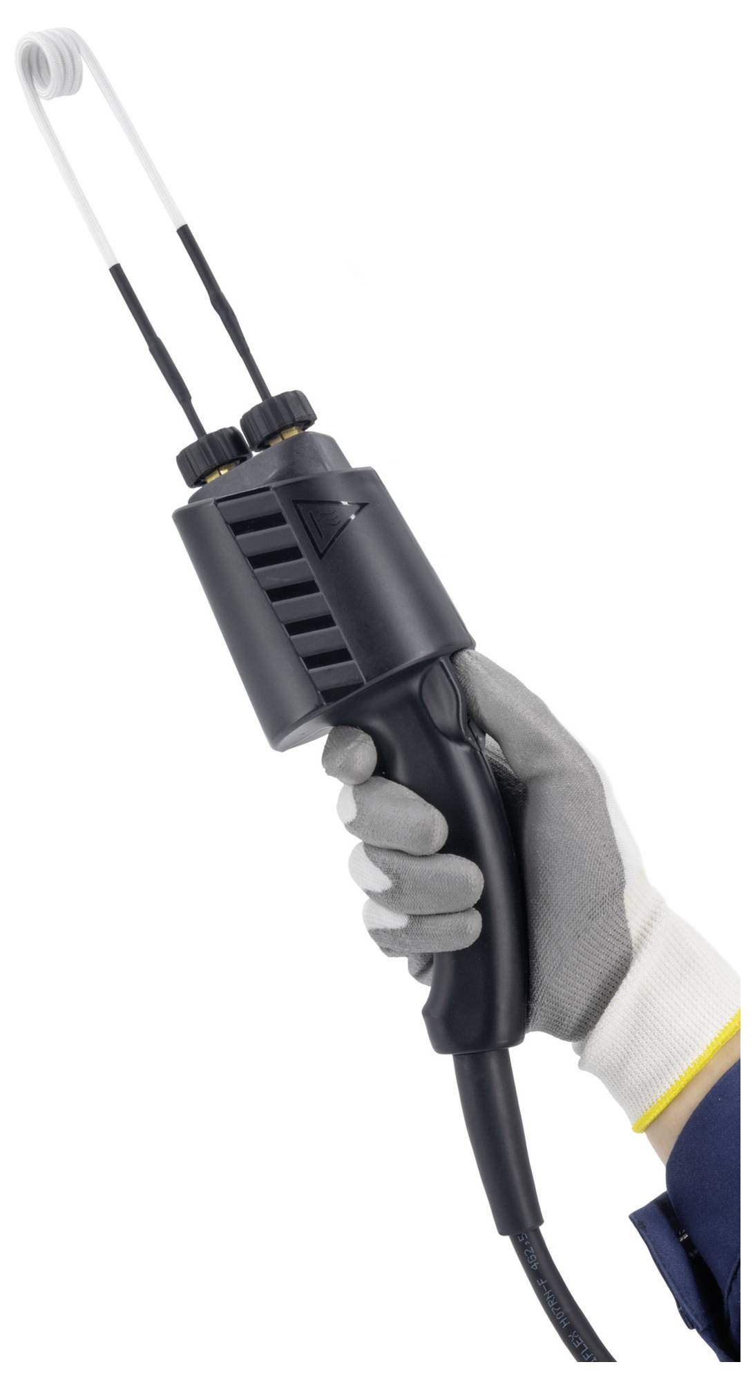 Handschuh tragend haltende Hand mit einem tragbaren schwarzen elektrischen Schweißbrenner mit zwei Zinken und einem Kabel, isoliert auf weißem Hintergrund.