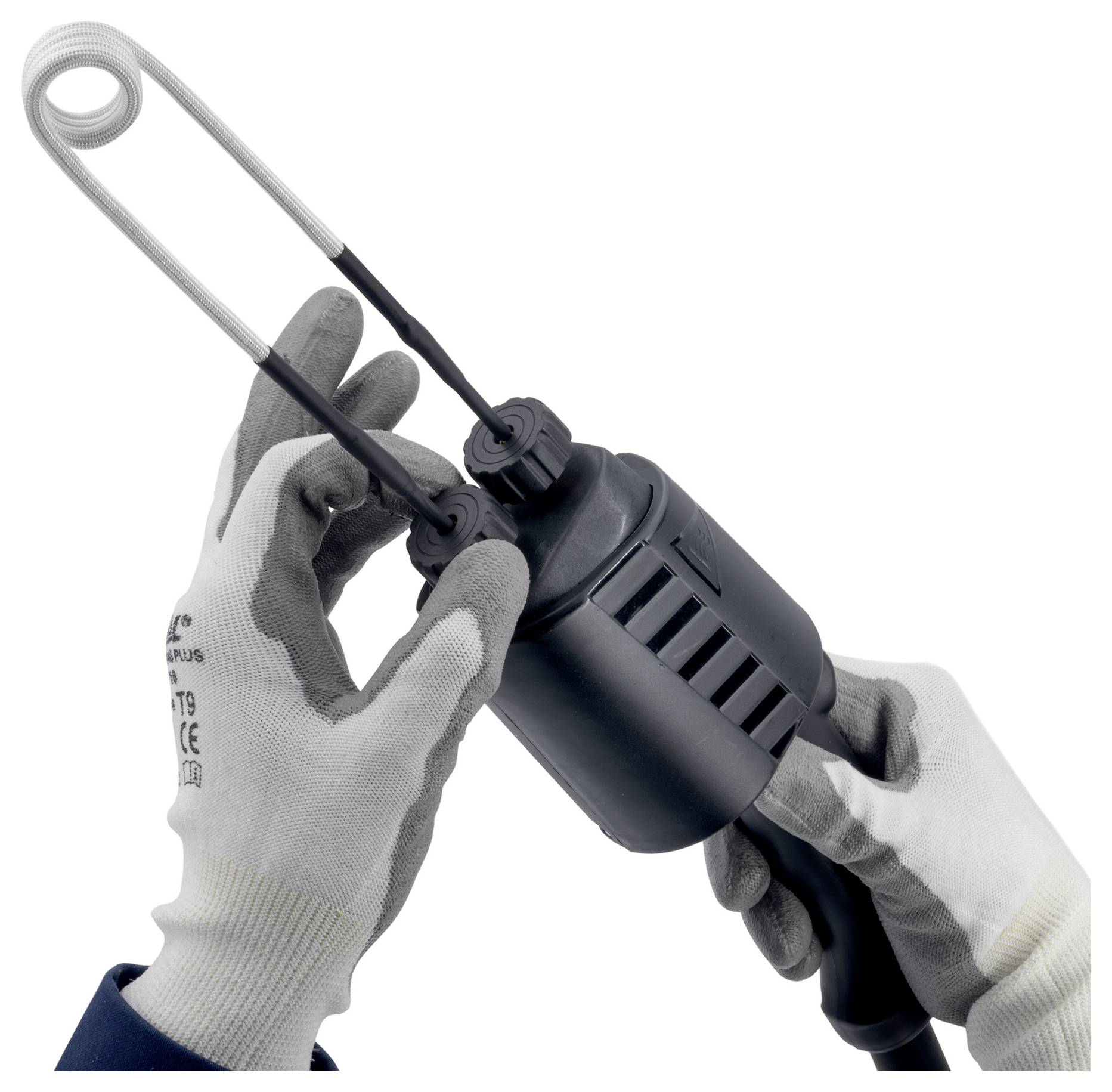 Behandschuhte Hände stellen einen schwarzen elektrischen Lötkolben mit einem Metallständer auf weißem Hintergrund ein.