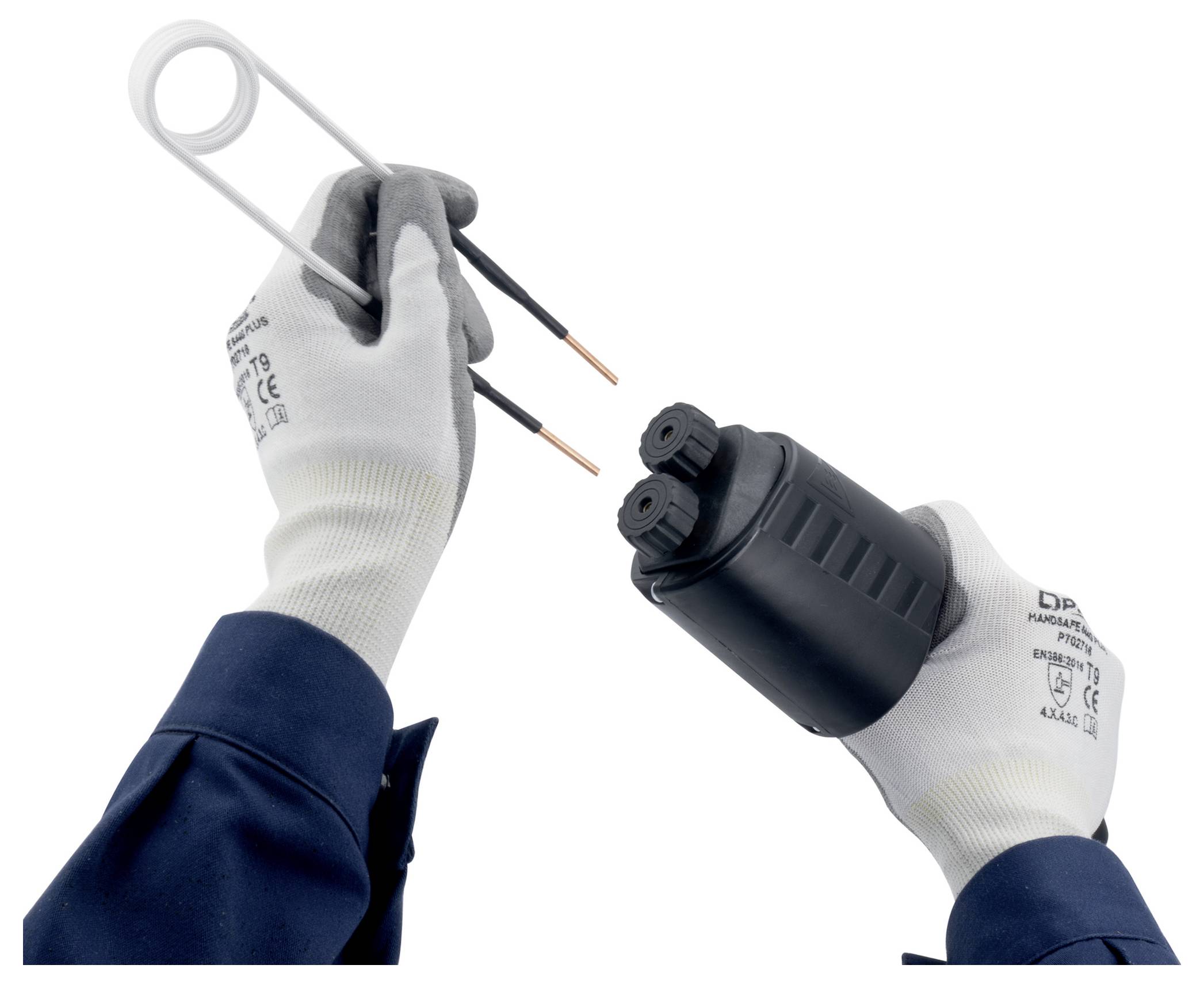 Behandschuhte Hände halten zwei abisolierte Stromleitungen und einen schwarzen Stecker und bereiten sich auf die Verbindung eines Stromkabels vor.