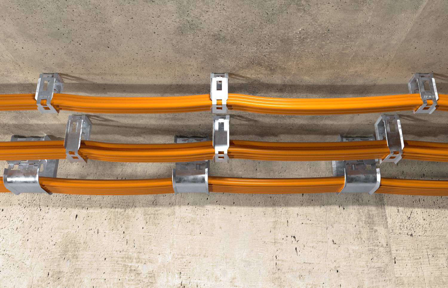 Orangefarbene Stromkabel, die mit Metallkabelklemmen an einer Betondecke und Wand befestigt sind.