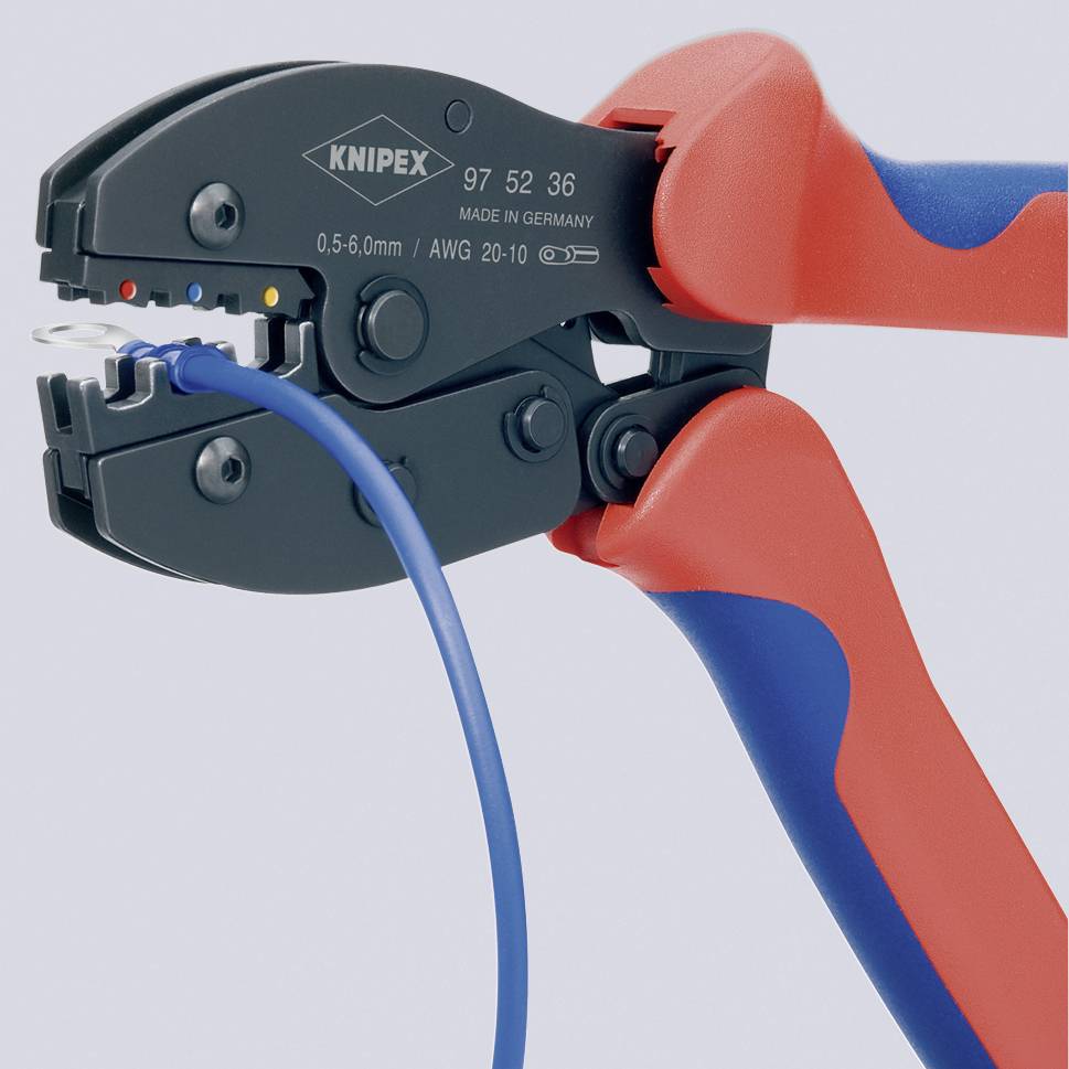KNIPEX Crimpzange hält ein blaues Kabel. Geeignet für Größen von 0,5-6 mm². Made in Germany.