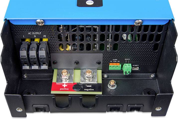 Ein Inverter mit blauer Abdeckung zeigt Anschlüsse für AC-Ausgang, Alarm und Batterie mit markierten positiven und negativen Polen.