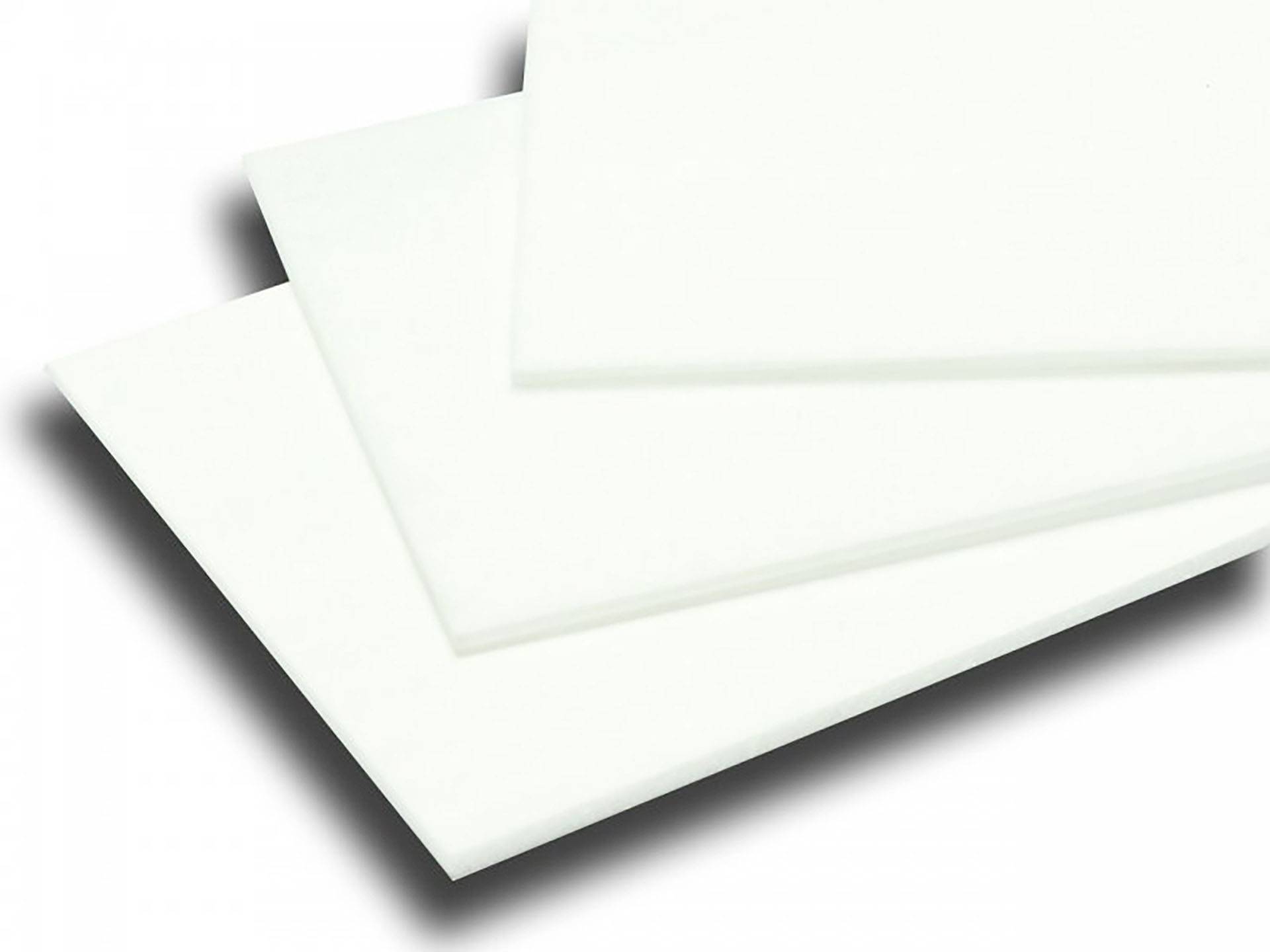 Drei weiße, rechteckige Kunststoffplatten, leicht übereinander gestapelt.