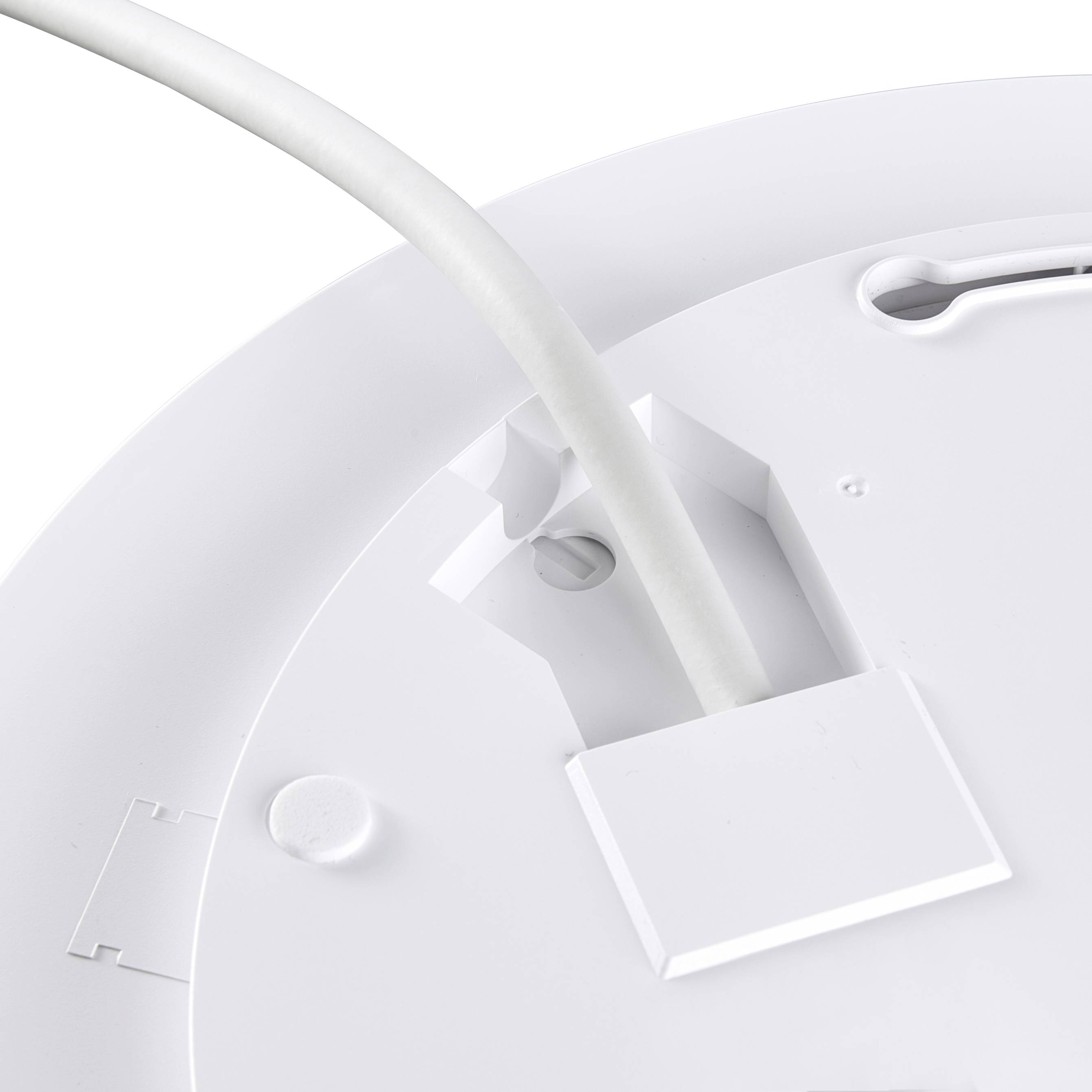 Weiße runde Leuchte mit sichtbarem Kabel und Wandhalterung. Moderne und minimalistische Gestaltung für Innenräume.