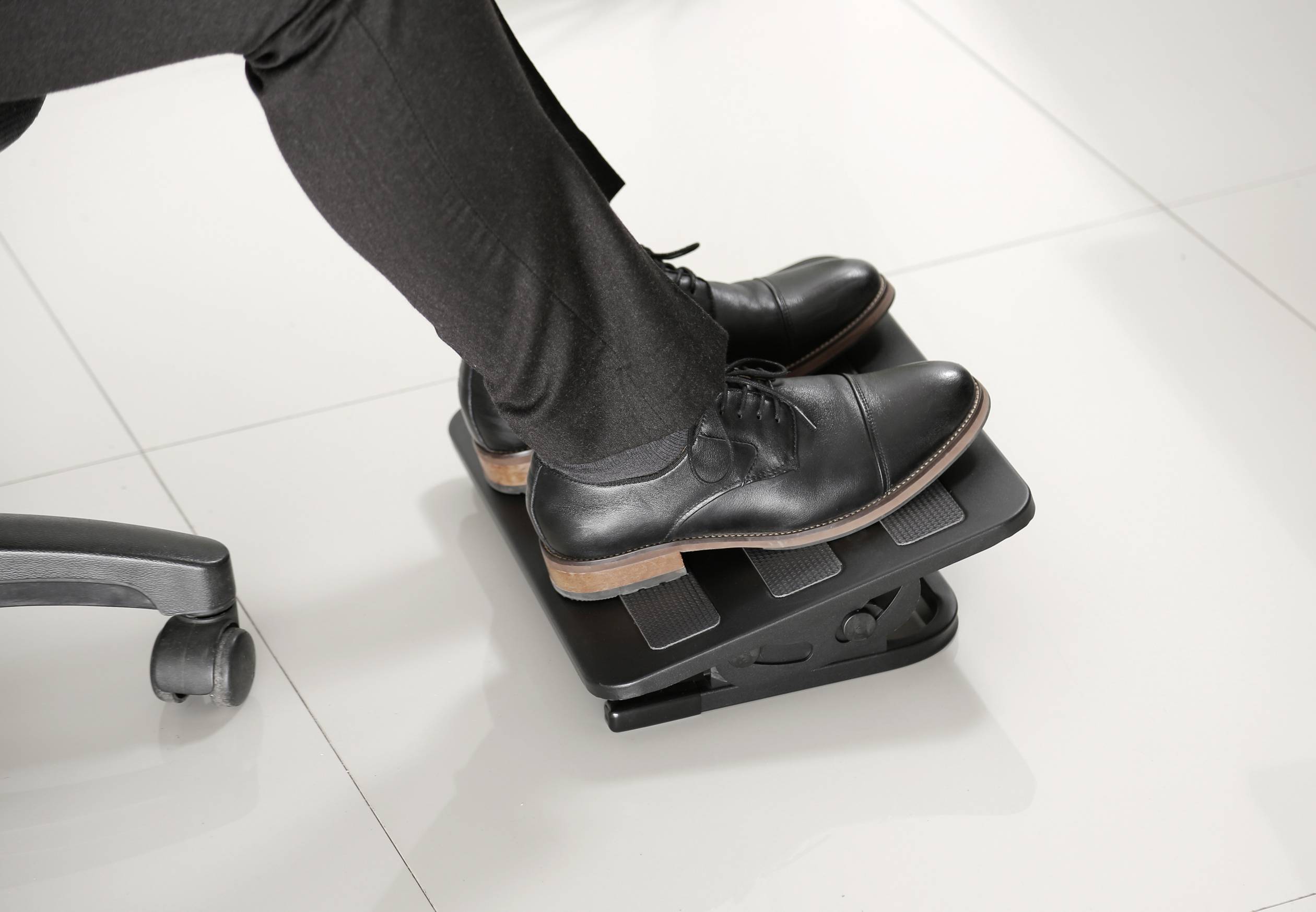 SpeaKa Professional SP-9008932 Fußstütze (B x H x T) 38 x 8 x 30 cm Schwarz