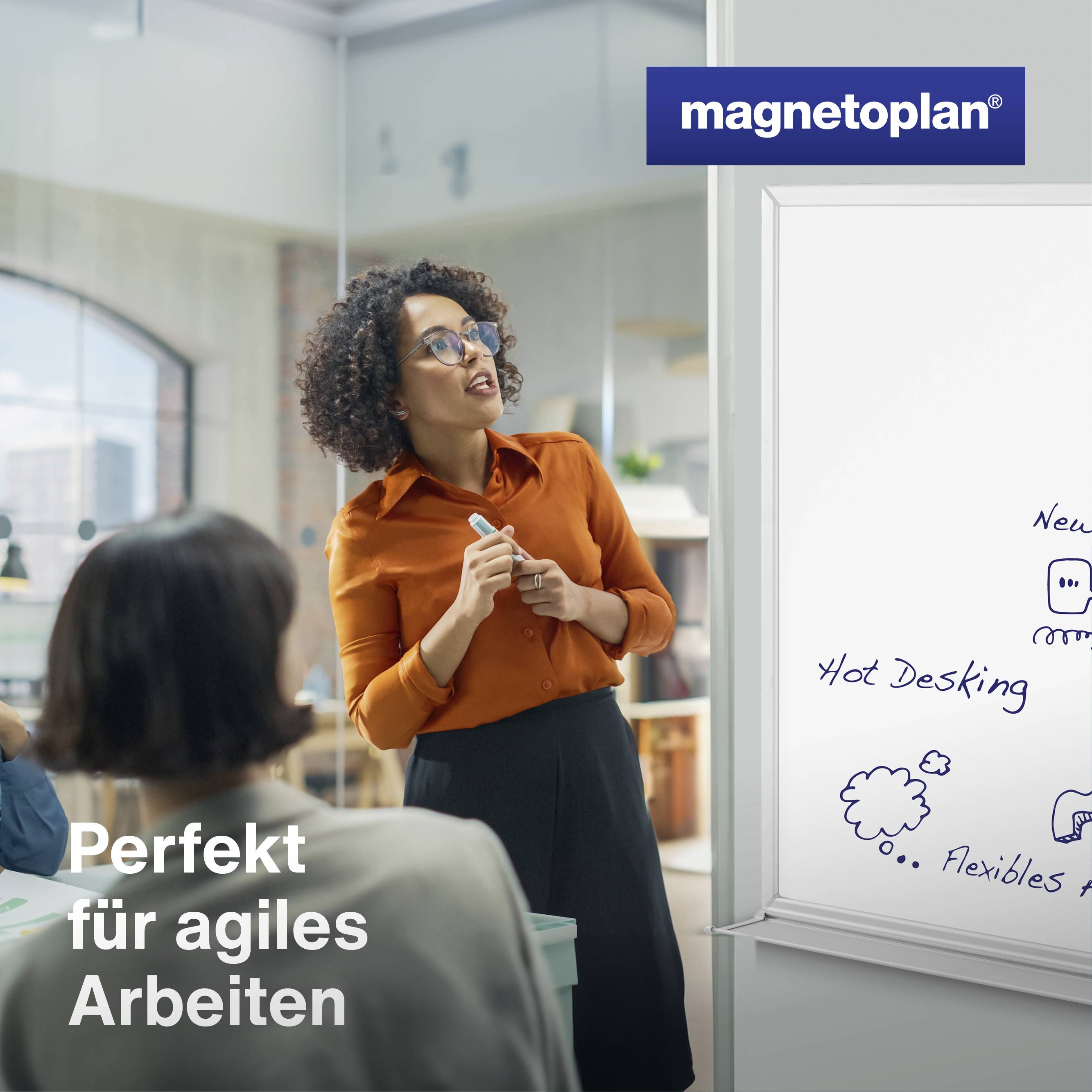 Eine Person steht vor einem Whiteboard, schreibt und denkt nach. Text auf dem Bild: 'Perfekt für agiles Arbeiten'.