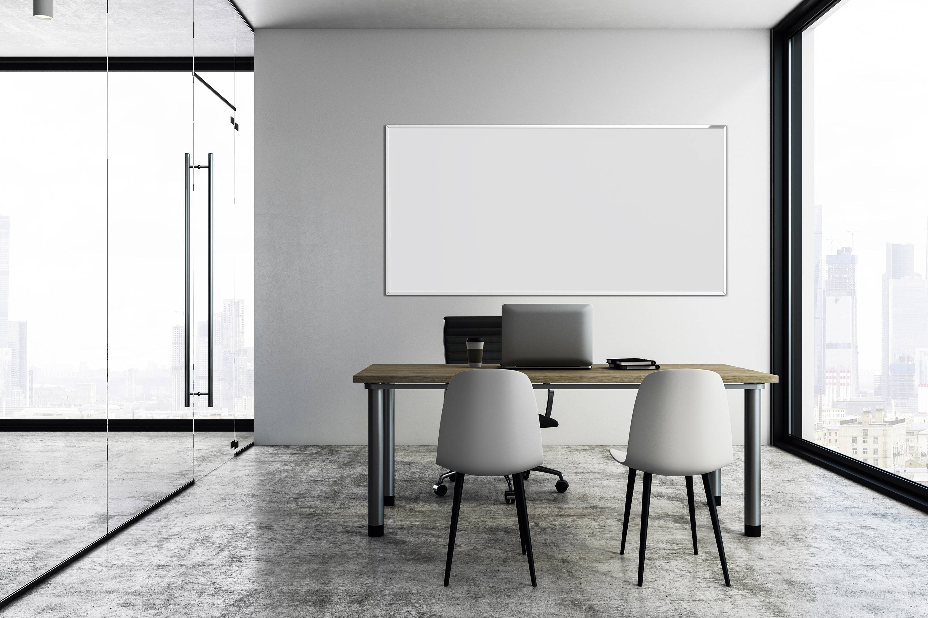 Ein modernes Büro mit Schreibtisch, zwei weißen Stühlen, einem Computer und einem großen Fenster mit Blick auf eine Stadt.