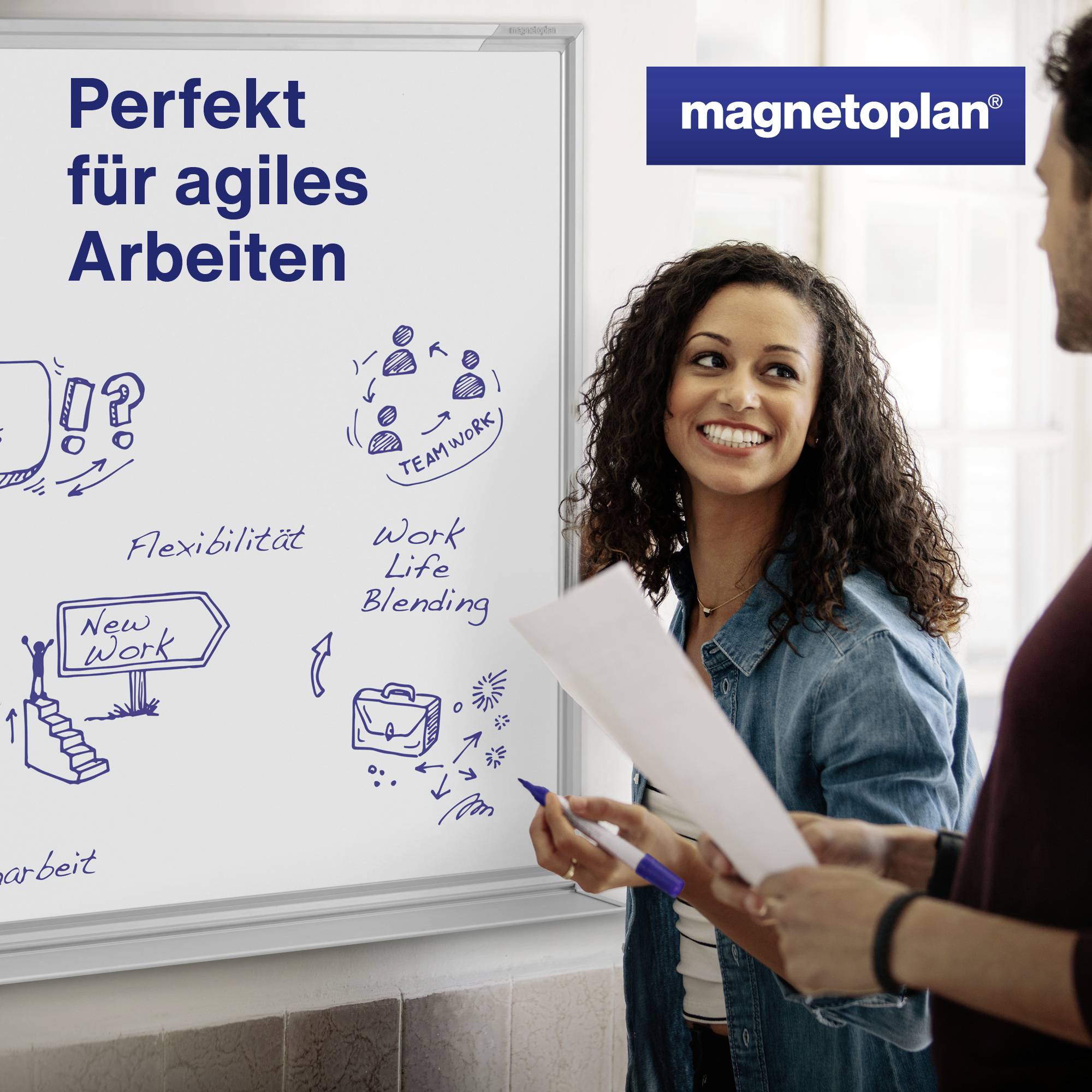 In einem Büro zeigt eine Frau auf ein Whiteboard mit Texten wie 'Flexibilität' und 'New Work'. Oben steht 'Perfekt für agiles Arbeiten'.