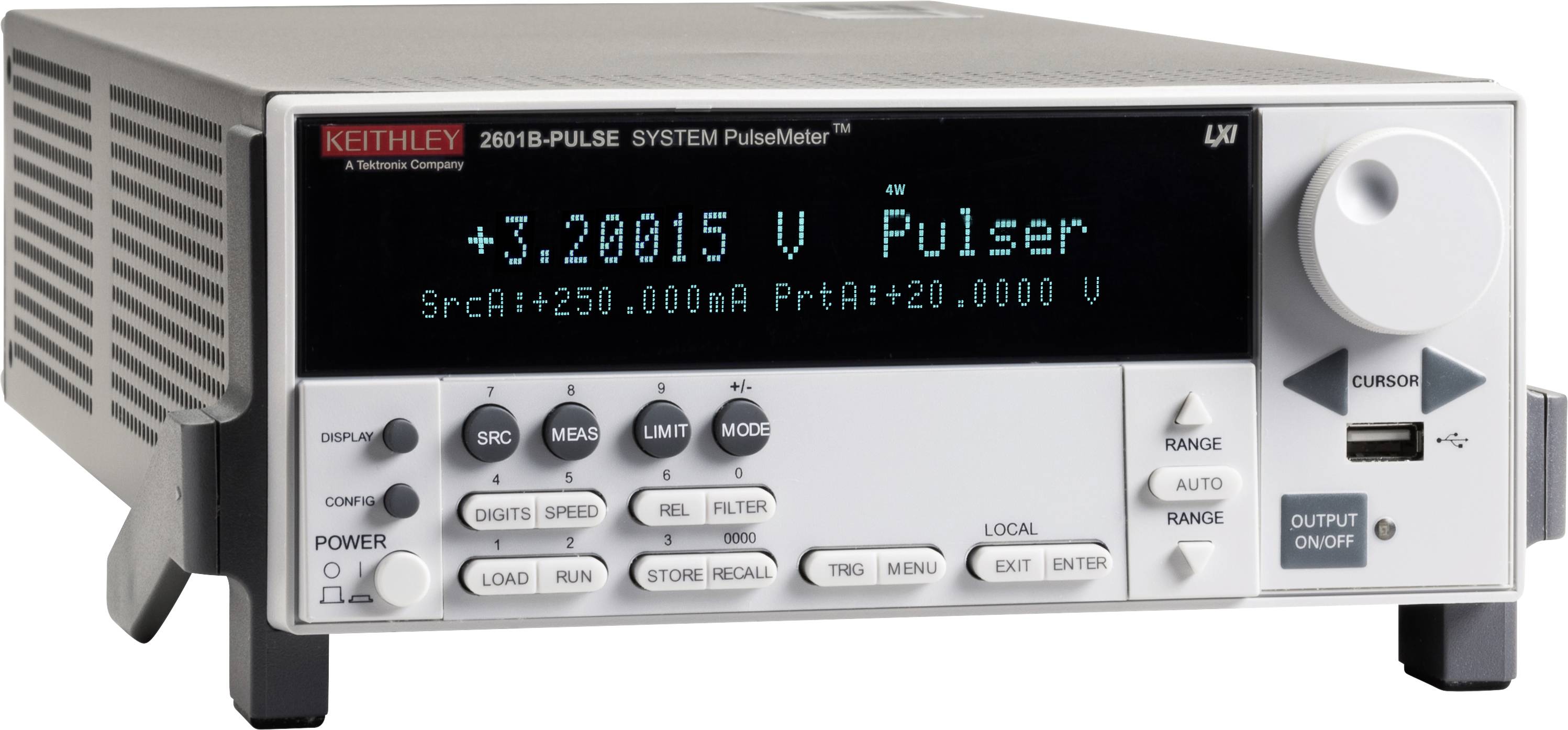 Ein Pulsmessgerät mit Displayanzeige: '+3,20015 V Pulser'. Es zeigt 'SrcA: +250,000 mA PrtA: +20,000 V' an, mit mehreren Bedienelementen.