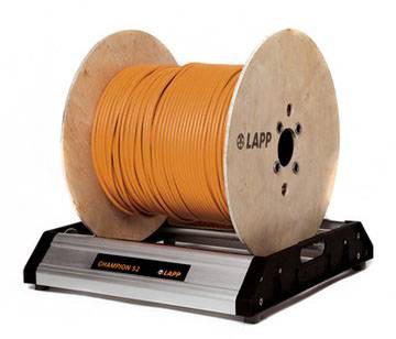 Eine große Spule mit orangefarbenem Kabel auf einem Ständer, auf der 'LAPP' steht.