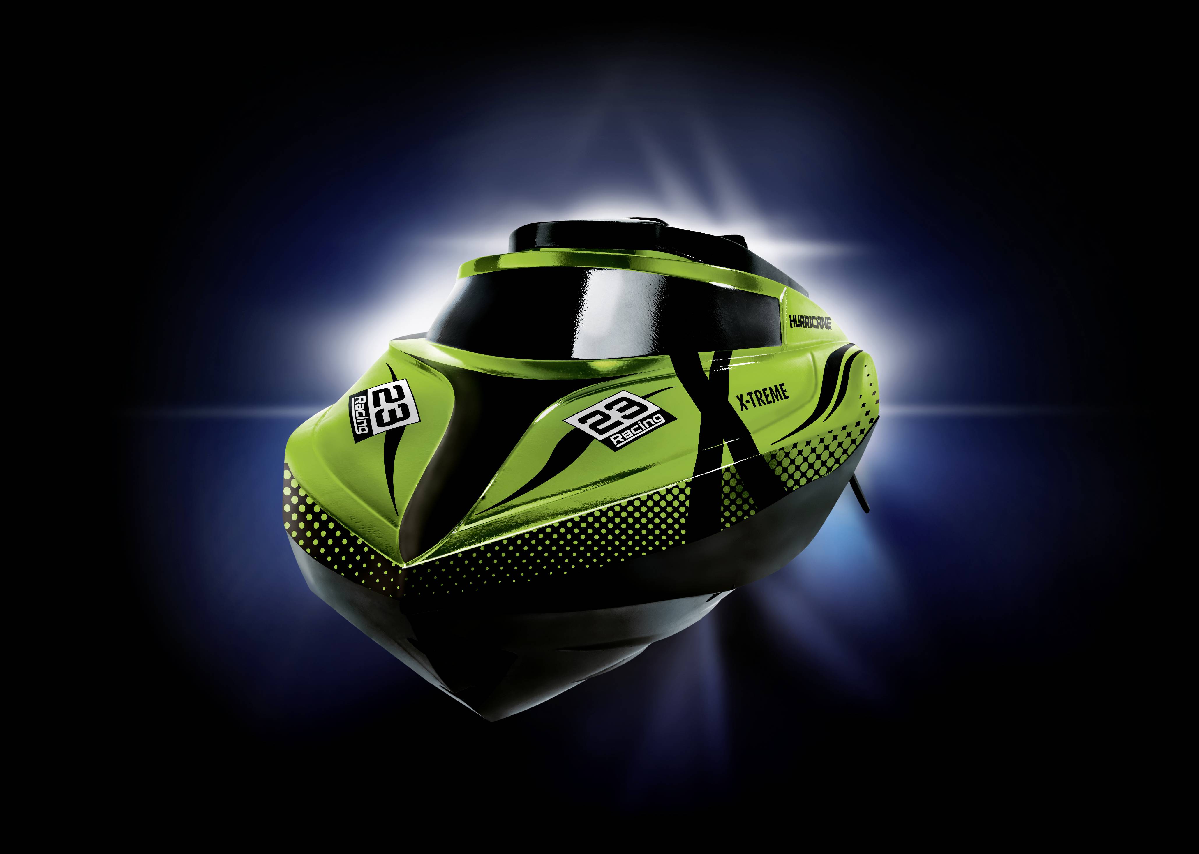 Ein grünes ferngesteuertes Spielzeugboot mit schwarzen und weißen Details schwebt vor einem dunklen Hintergrund, beleuchtet von einem Lichthof.