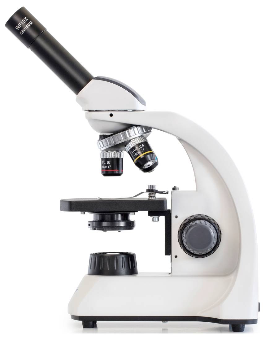 Ein weißes Mikroskop mit schwarzem Okular und mehreren Objektivlinsen, seitlich betrachtet. Ideal zur Anwendung in Laboren.