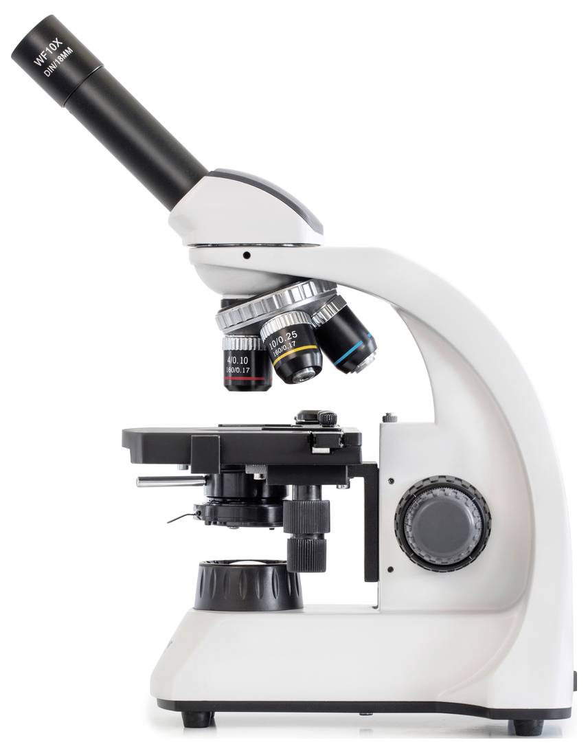 Ein weißes Mikroskop mit mehreren Vergrößerungslinsen und einem Fokussierrad, seitlich abgebildet auf weißem Hintergrund.